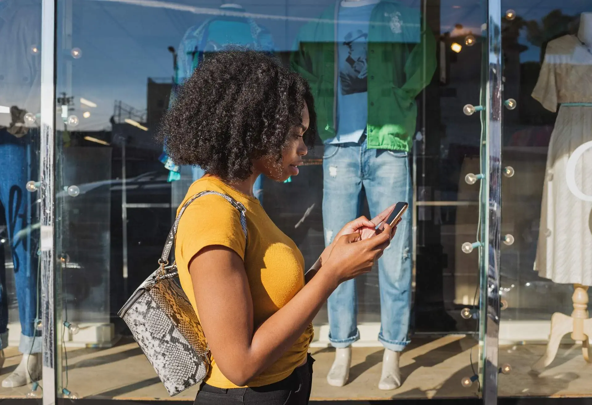 THEME_DEVICE_PEOPLE_FASHION_SHOPPING_GettyImages-1295109677