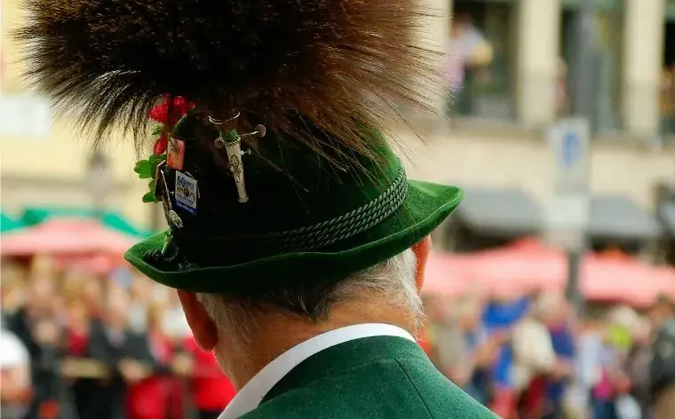 Wer denkt, Tracht wird in München nur während des Oktoberfests getragen, täuscht sich