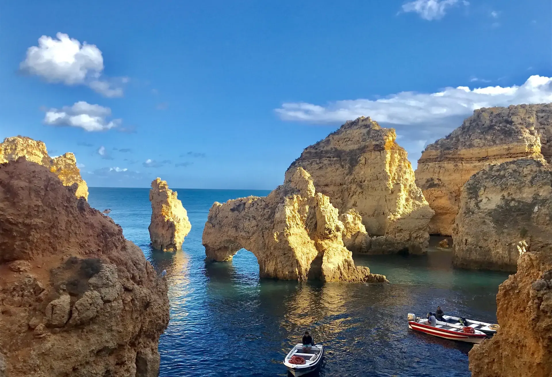 Goldene Sandsteinklippen, natürliche Tunnel und verborgene Grotten am Strand Ponda da Piedade