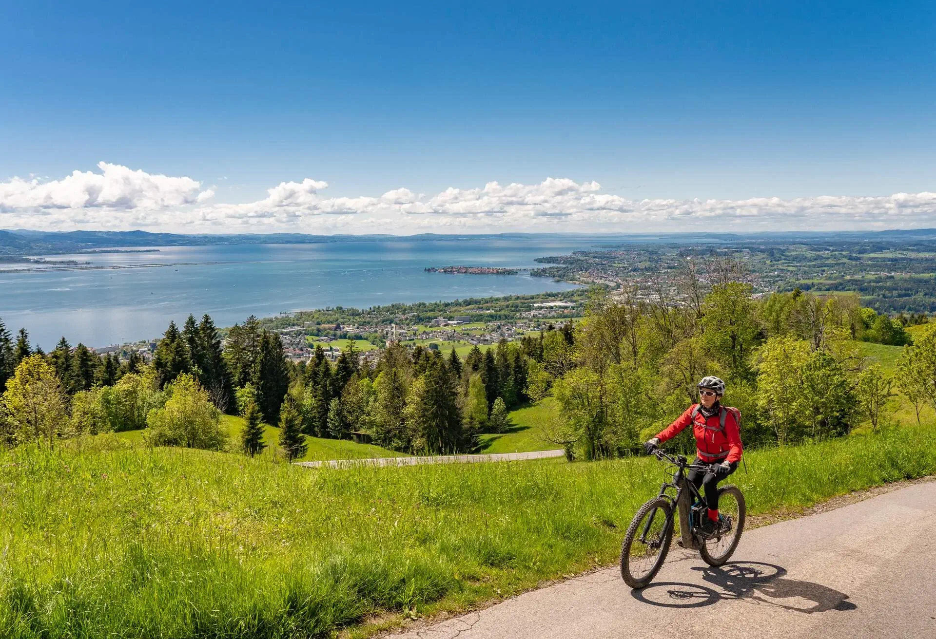 DEST_GERMANY_BODENSEE_LAKE-CONSTANCE_THEME_CYCLING_BICYCLE_GettyImages-1322518435