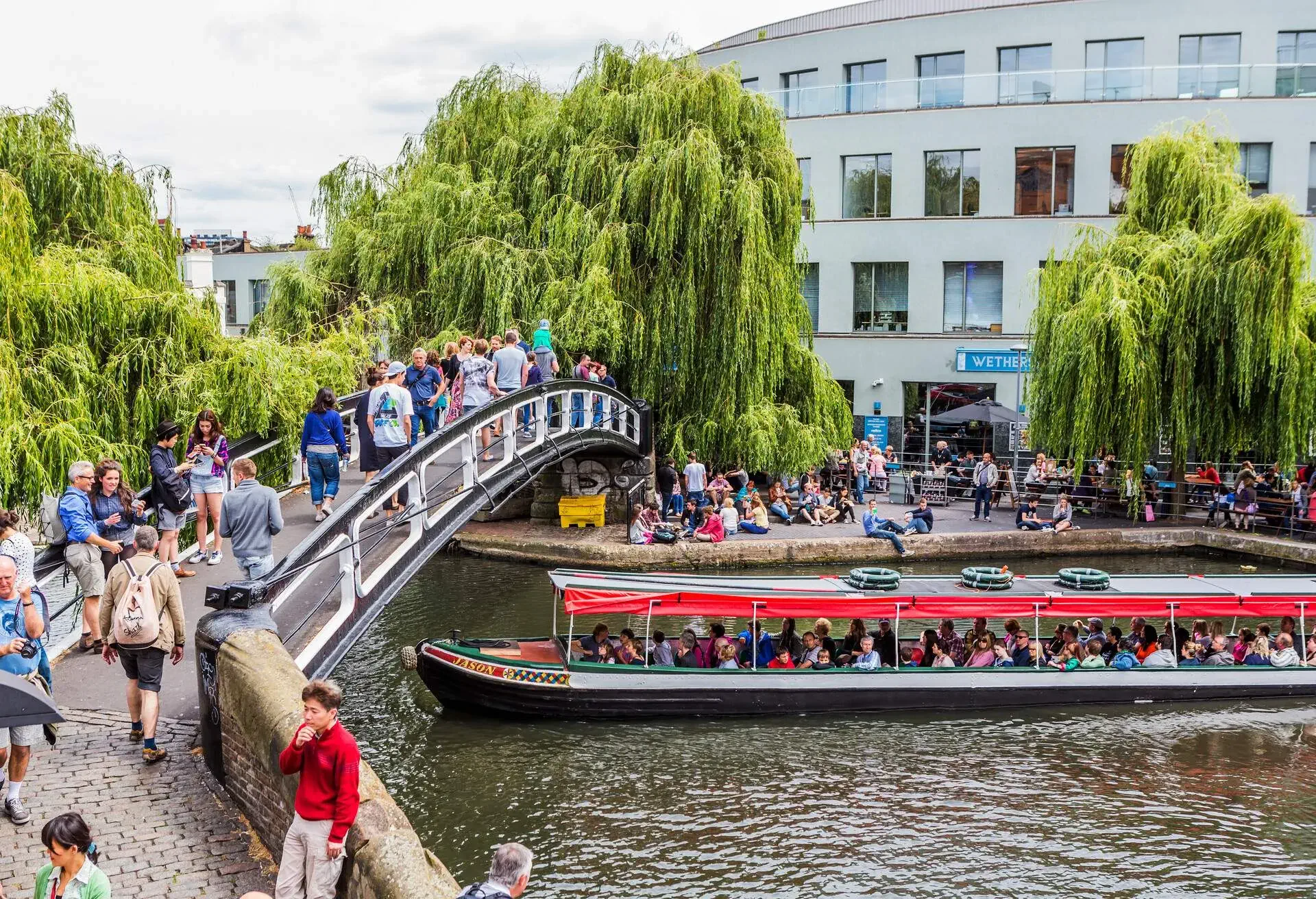 DEST_UNITED-KINGDOM_LONDON_CAMDEN-LOCK_REGENTS-CANAL_THEME_PEOPLE_GettyImages-595504785