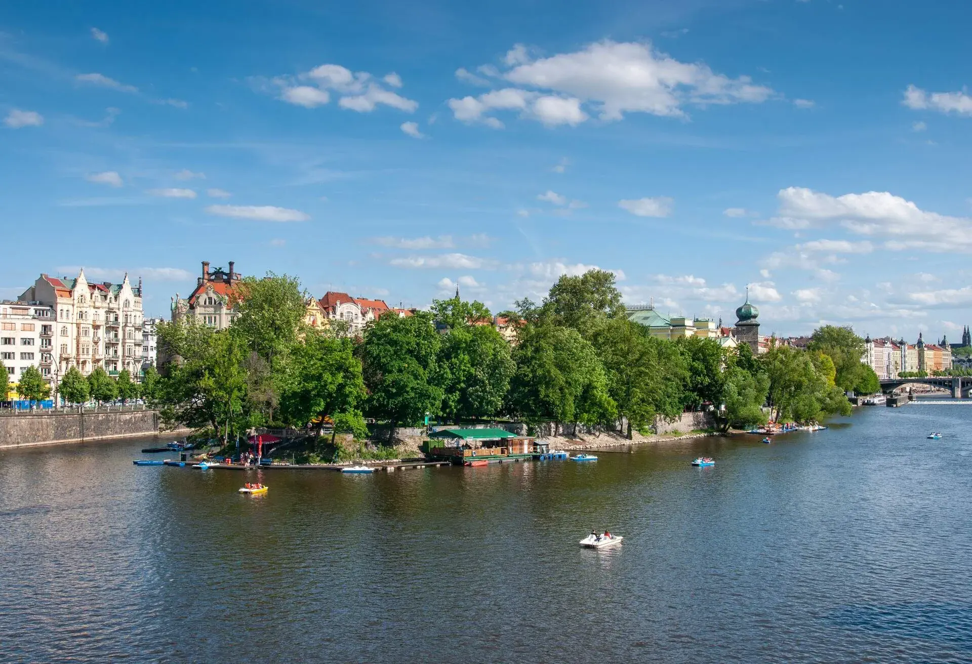 DEST_CZECH-REPUBLIC_PRAGUE_DETSKY-OSTROV_shutterstock-portfolio_1367044787