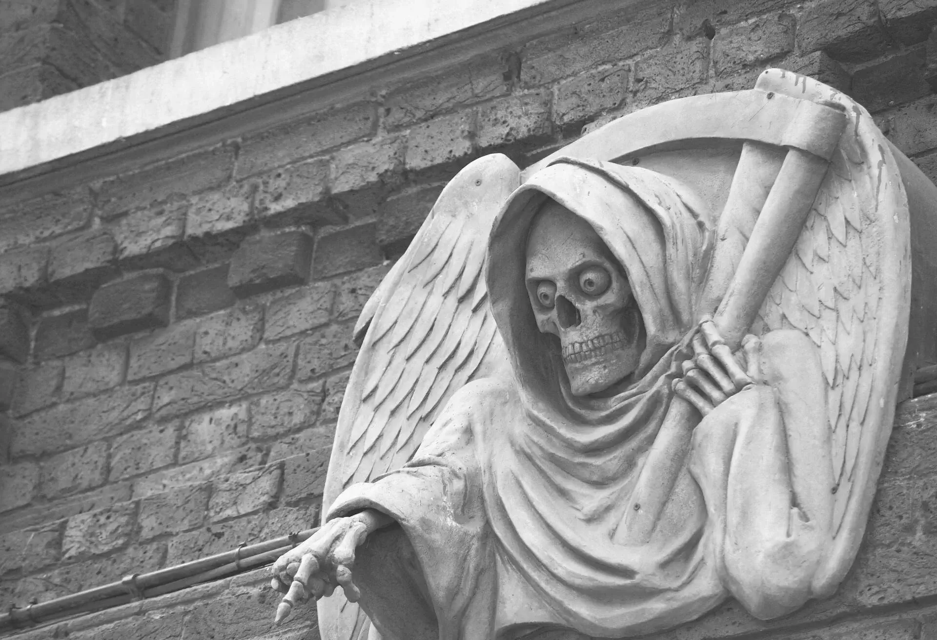DEST_UK_LONDON-DUNGEON_THEME_ART_STATUE_shutterstock-portfolio_155612117