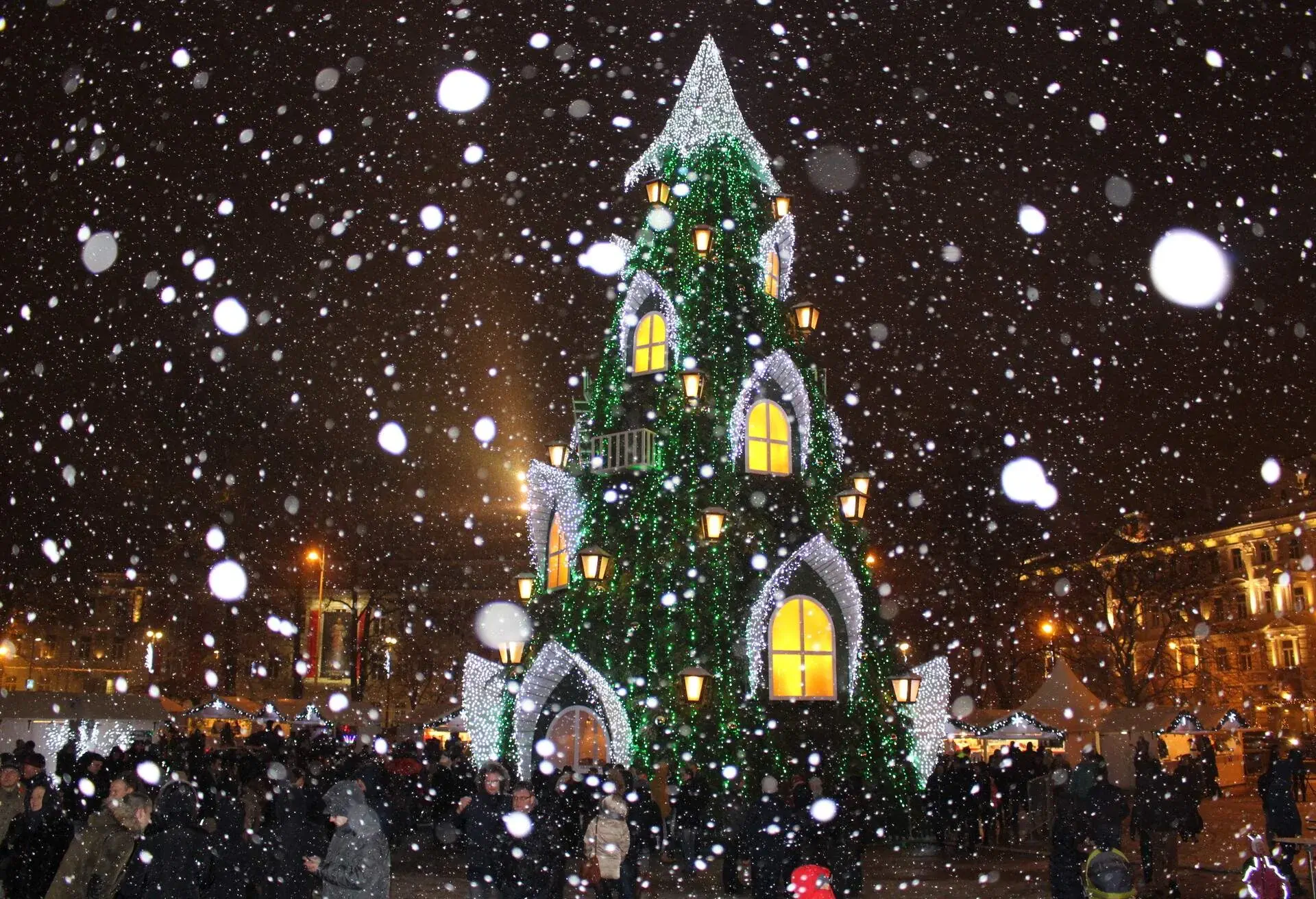 DEST_LITHUANIA_VILNIUS_THEME_CHRISTMAS-MARKET_HOLIDAY_GettyImages-667752001
