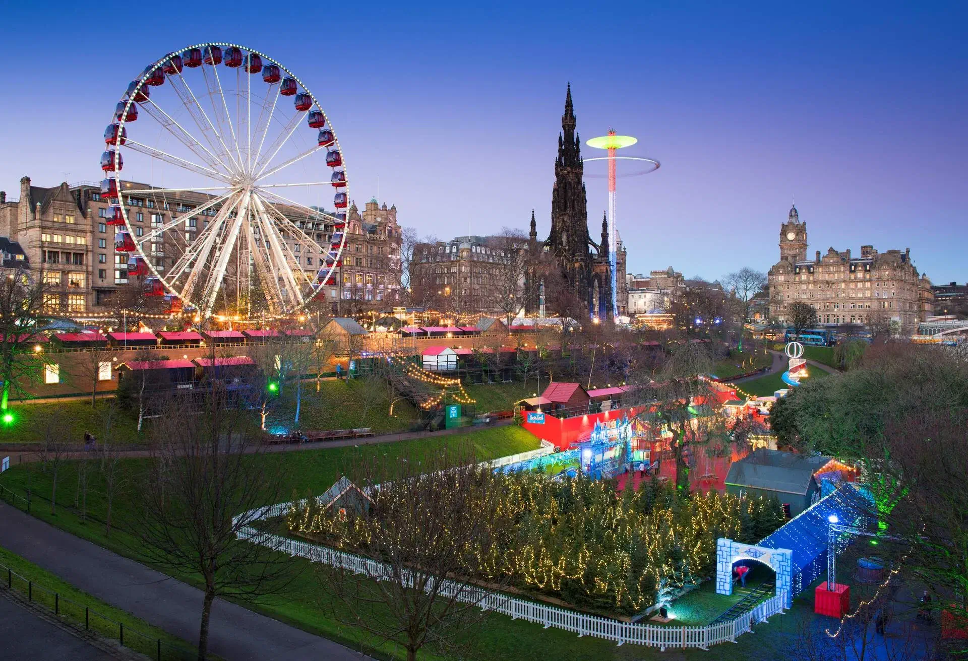 DEST_SCOTLAND_EDINBURGH_CHRISTMAS_MARKET_GettyImages-536840365