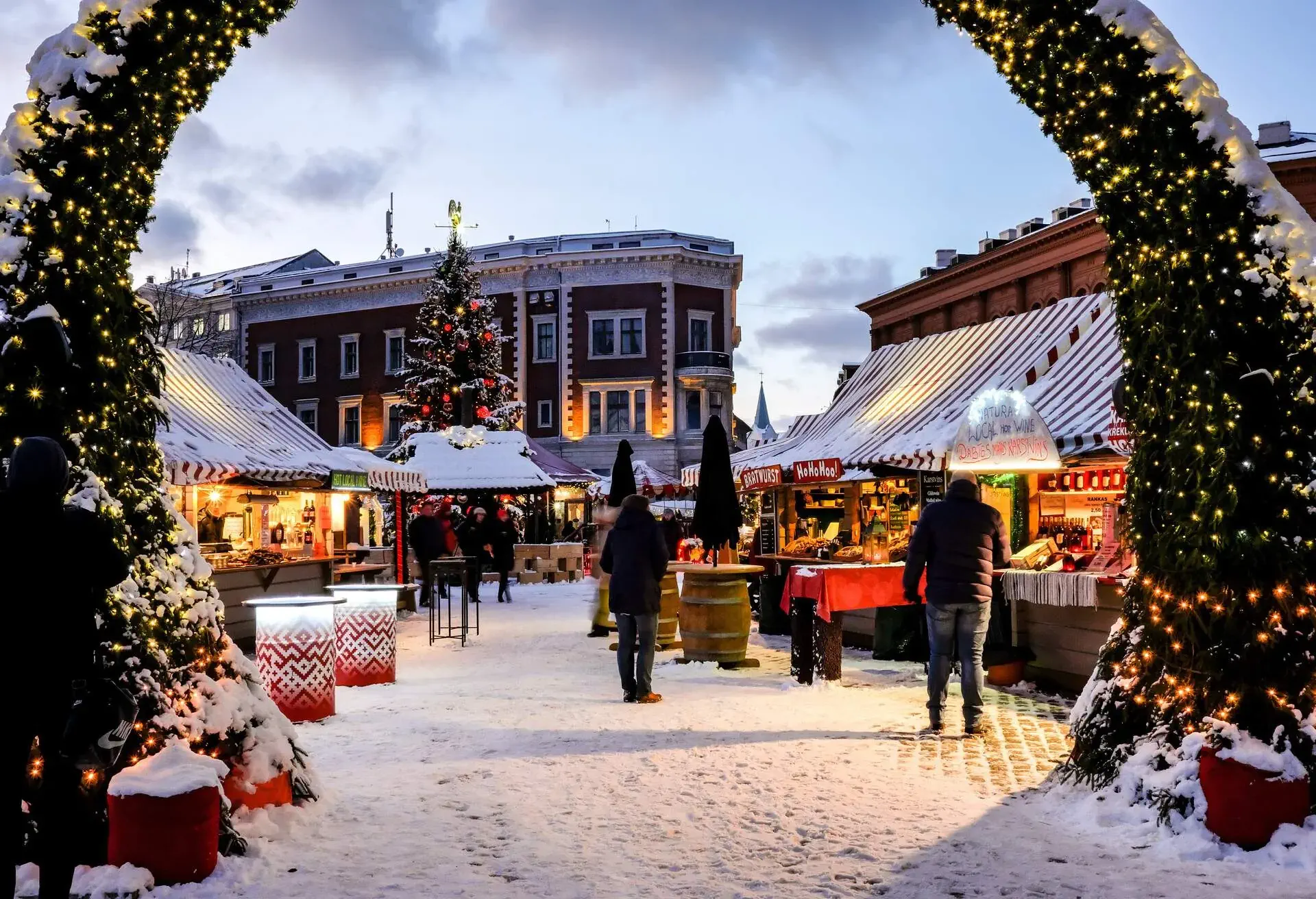 DEST_LATVIA_RIGA_ CHRISTMAS-MARKET-DOME-SQUARE_shutterstock-premier_526191811