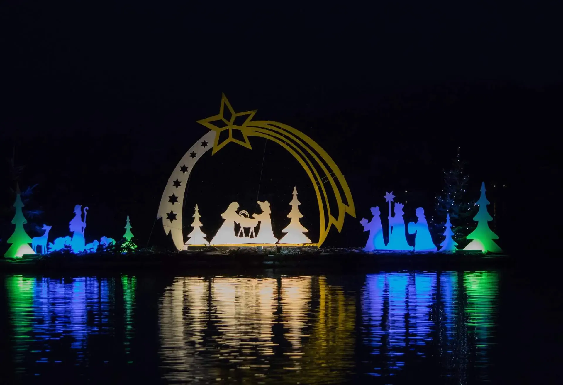 This manger is part of the christmas market in Velden