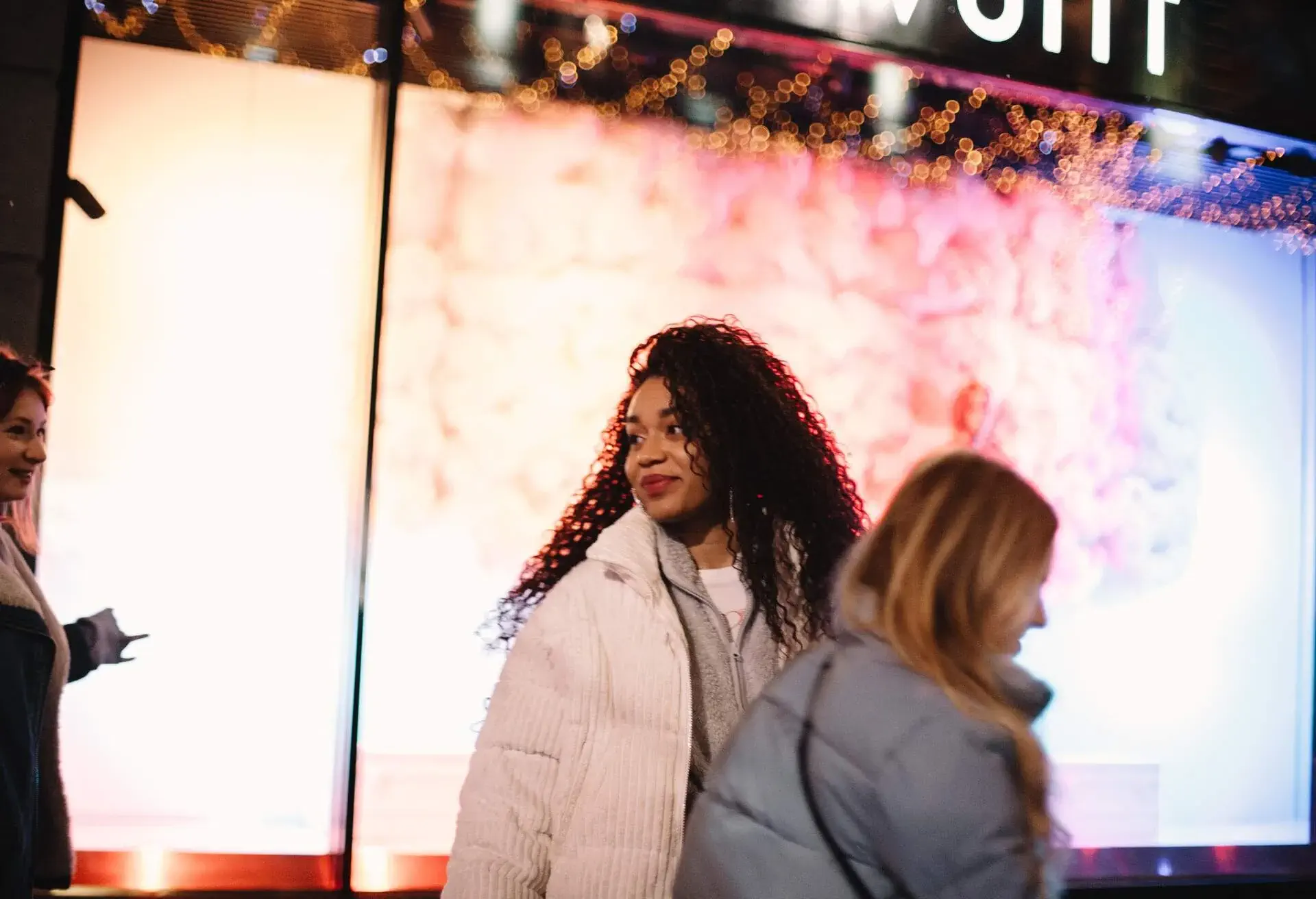 THEME_PEOPLE_SHOPPING_MALL_WINTER_GettyImages-1310992447