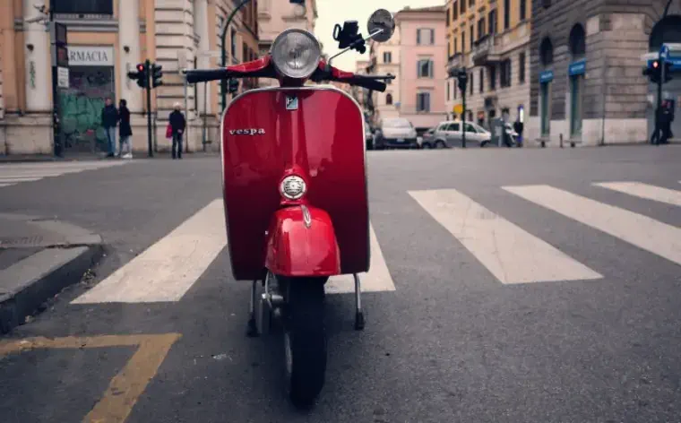 Mit der Vespa durch Rom erfordert etwas Mut aber bringt auch unglaublich viel Spaß