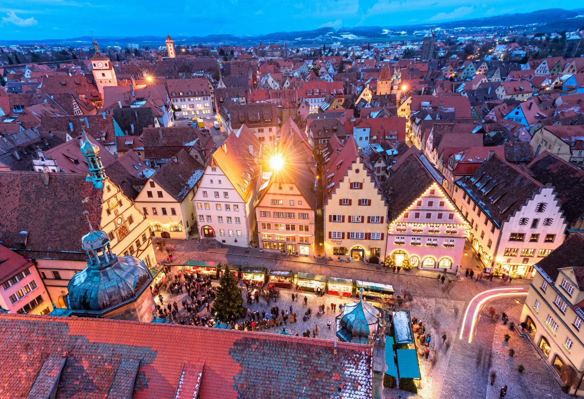 DEST_GERMANY_ROTHENBURG_OB_DER_TAUBER_christmas-market_GettyImages-163732248