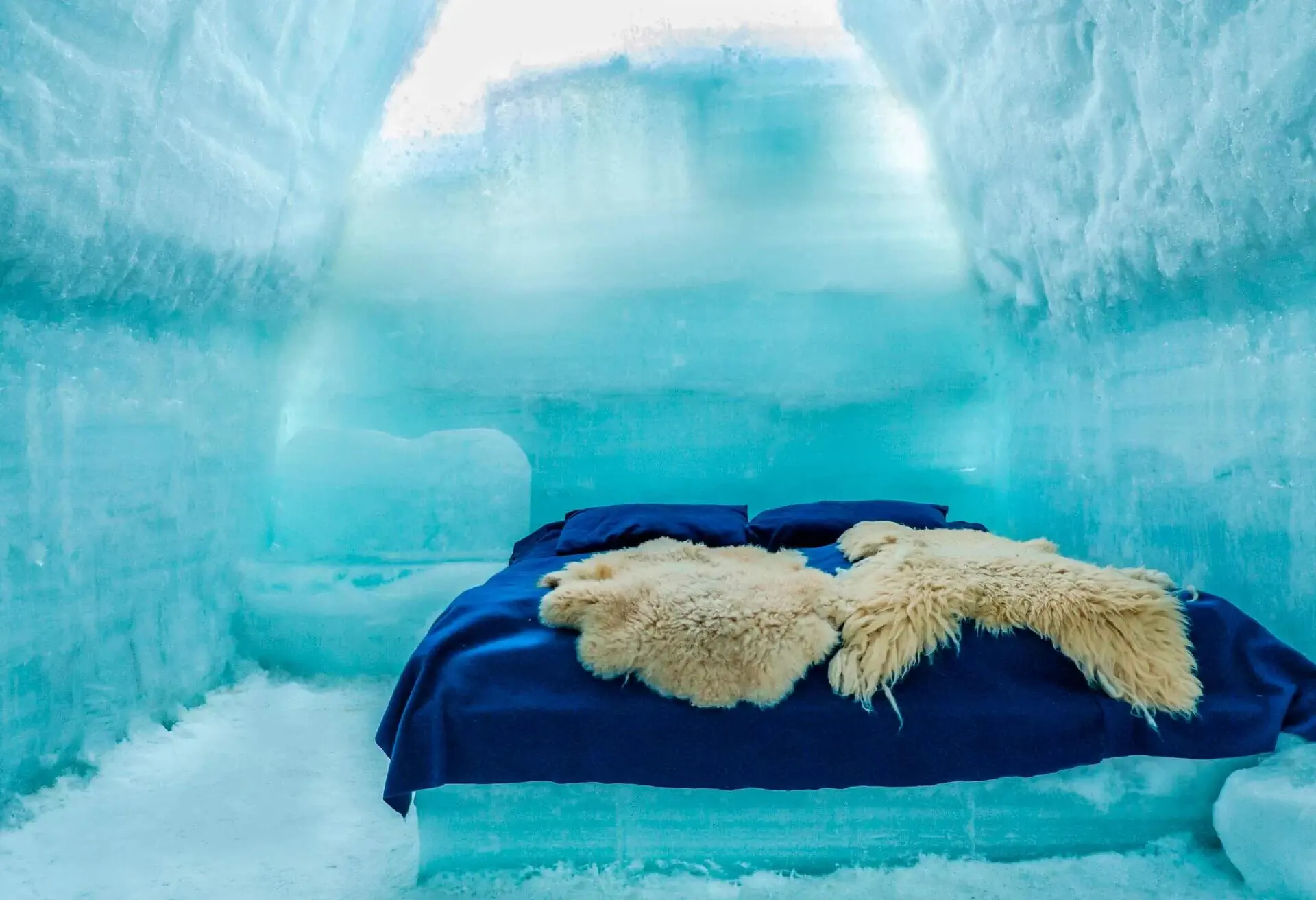 Schlafen unter der Schneedecke im Eishotel