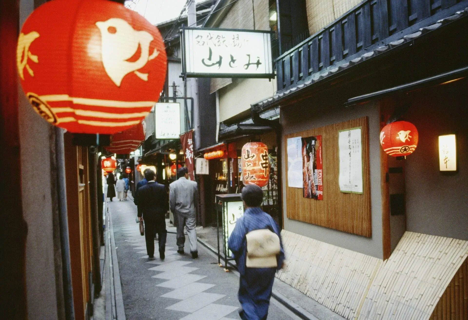 dest_japan_kyoto_pontocho_theme_people_geisha_gettyimages-71446279_universal_within-usage-period_66667