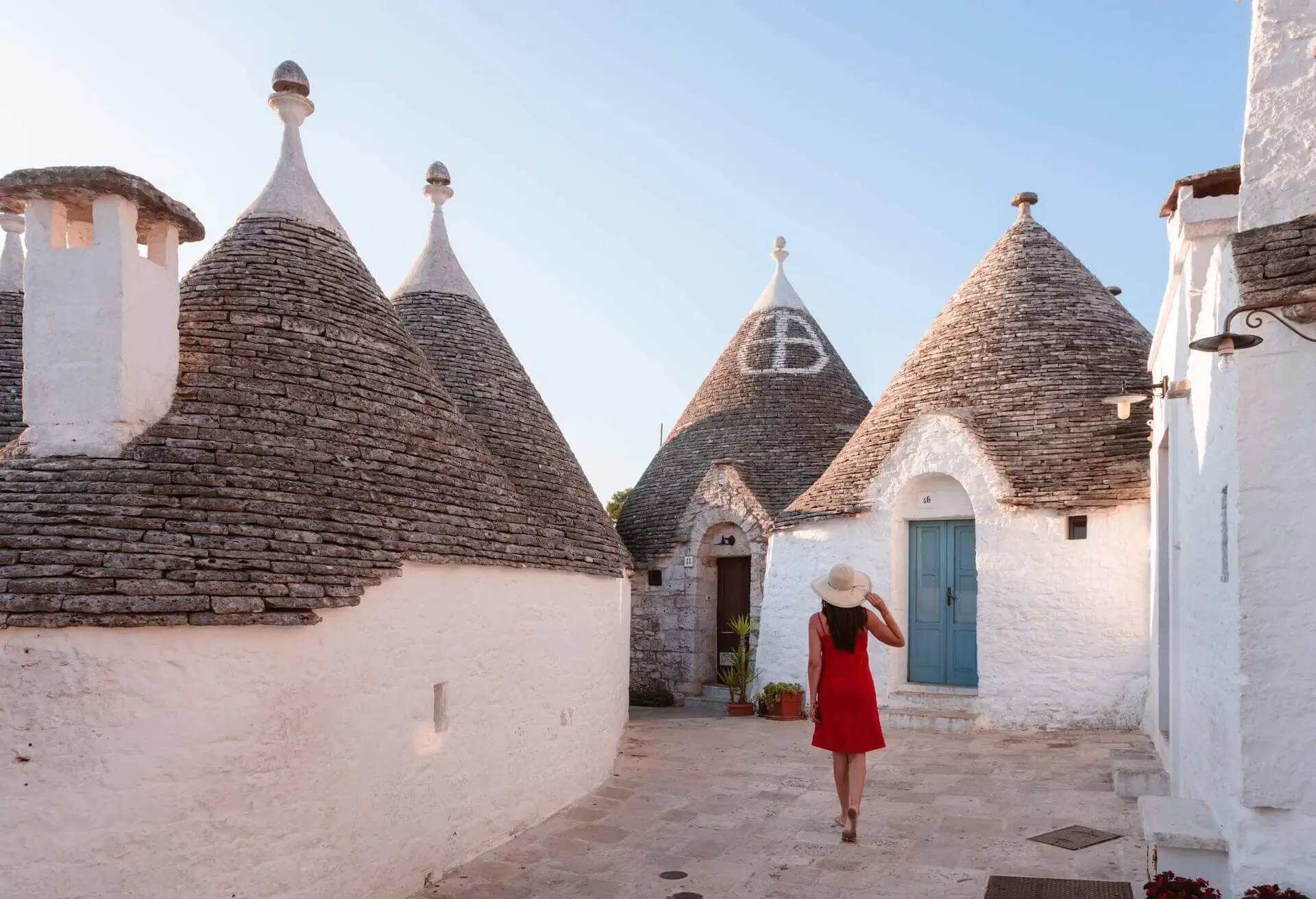 dest_italy_apulia_alberobello_gettyimages-627087300_universal_within-usage-period_45355-1