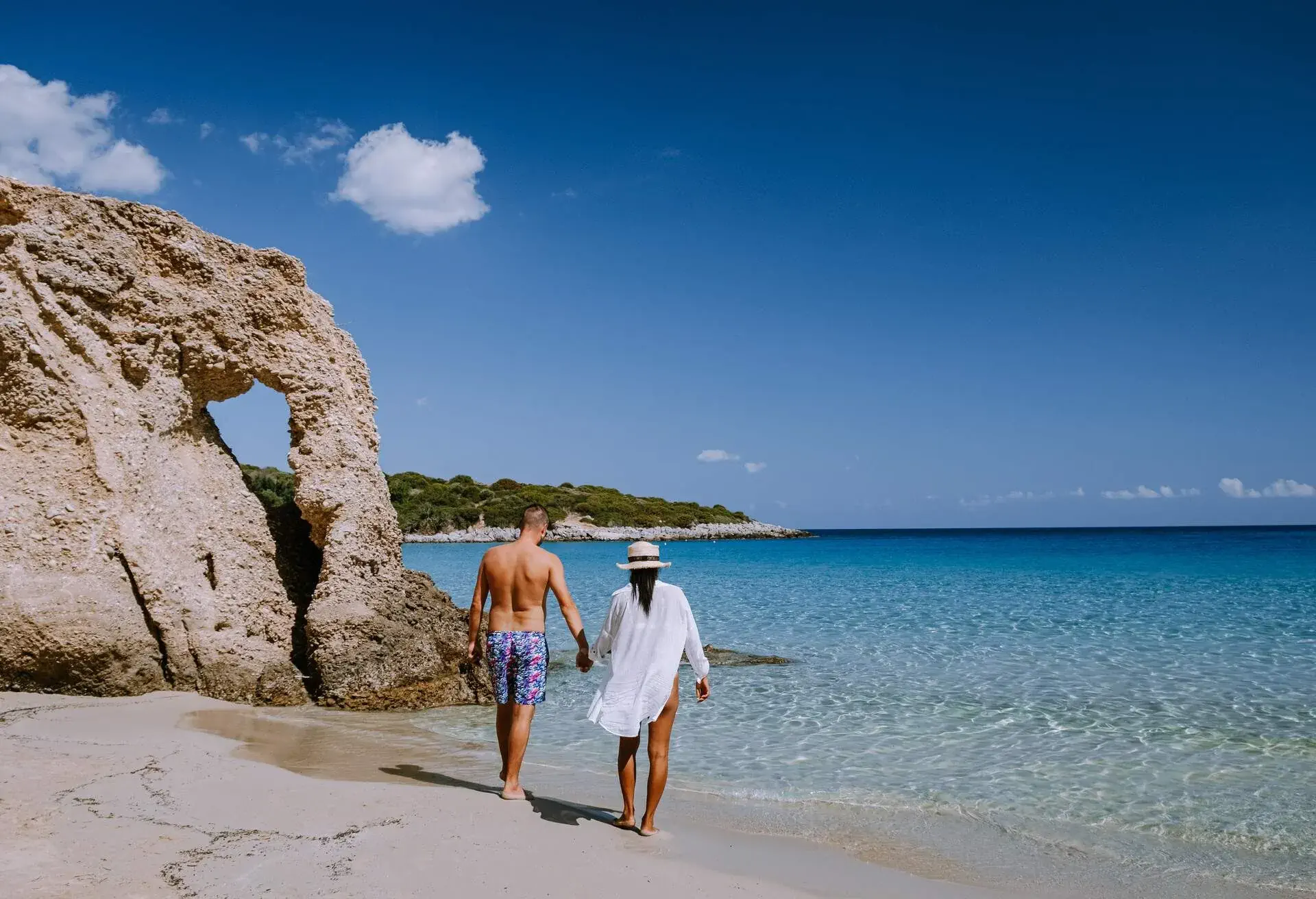 THEME_PEOPLE_PERSON_OUTDOORS_BEACH_TRAVEL_VACATION_OCEAN-shutterstock-portfolio_1834365925