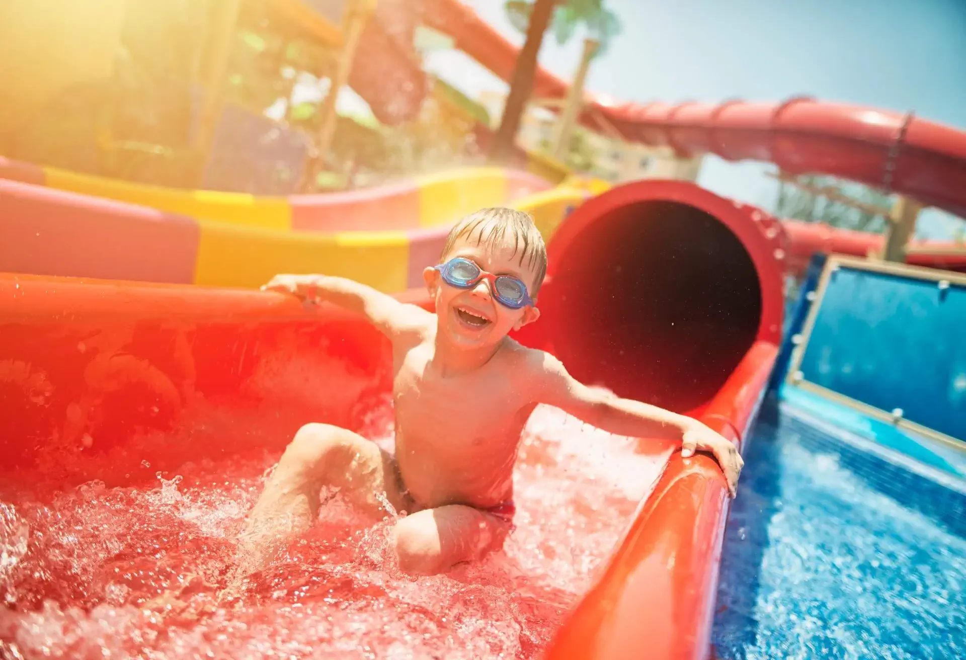 THEME_PEOPLE_CHILDREN_WATERPARK_WATERSLIDE-GettyImages-481717188