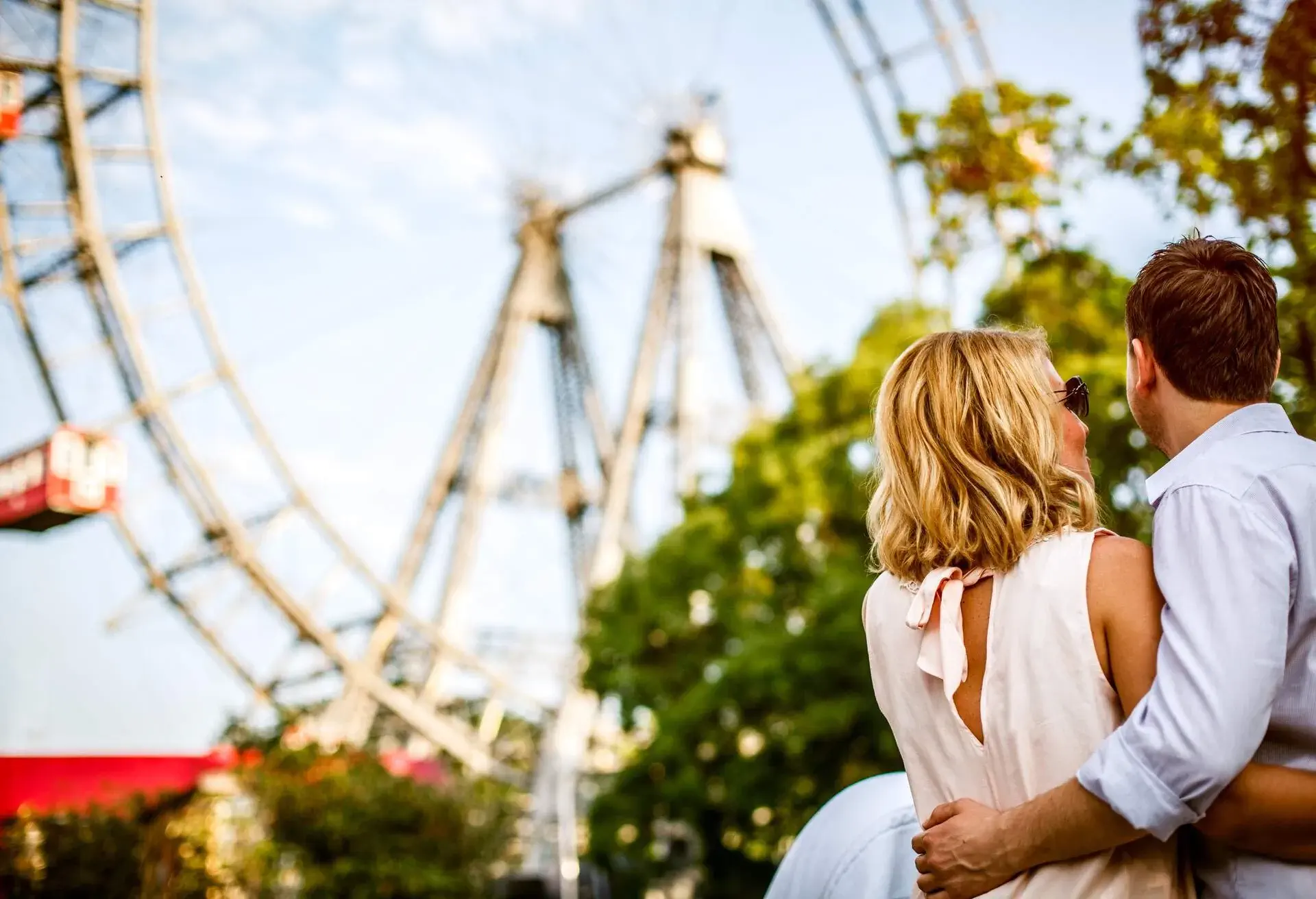 DEST_AUSTRIA_THEME_PEOPLE_COUPLE_IN_FRONT_OF_VIENNA-PRATER_GettyImages-173255335