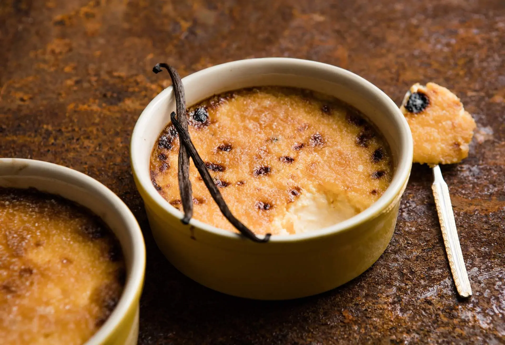THEME_FOOD_SPANISH_CREMA_CATALANA_CREME_BRULEE_GettyImages-1363135899