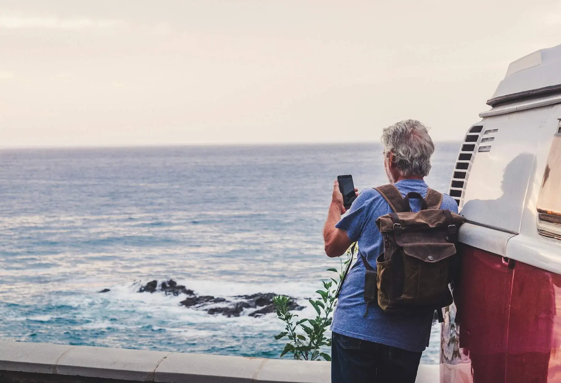 TRAVEL_PEOPLE_OCEAN_CAMPER_VAN