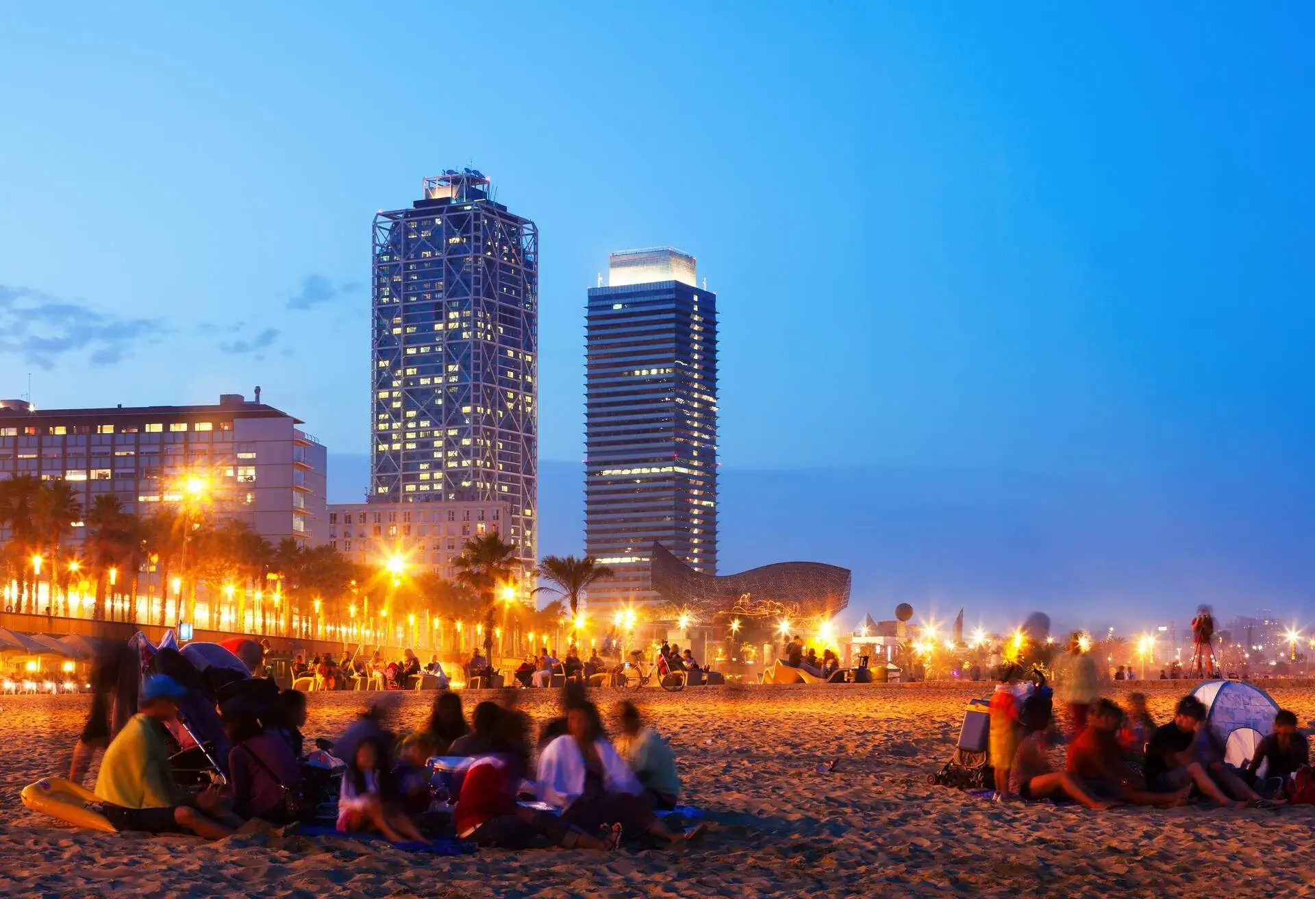 DEST_SPAIN_BARCELONA_Somorrostro Beach_THEME_NIGHTLIFE_GettyImages-502054783