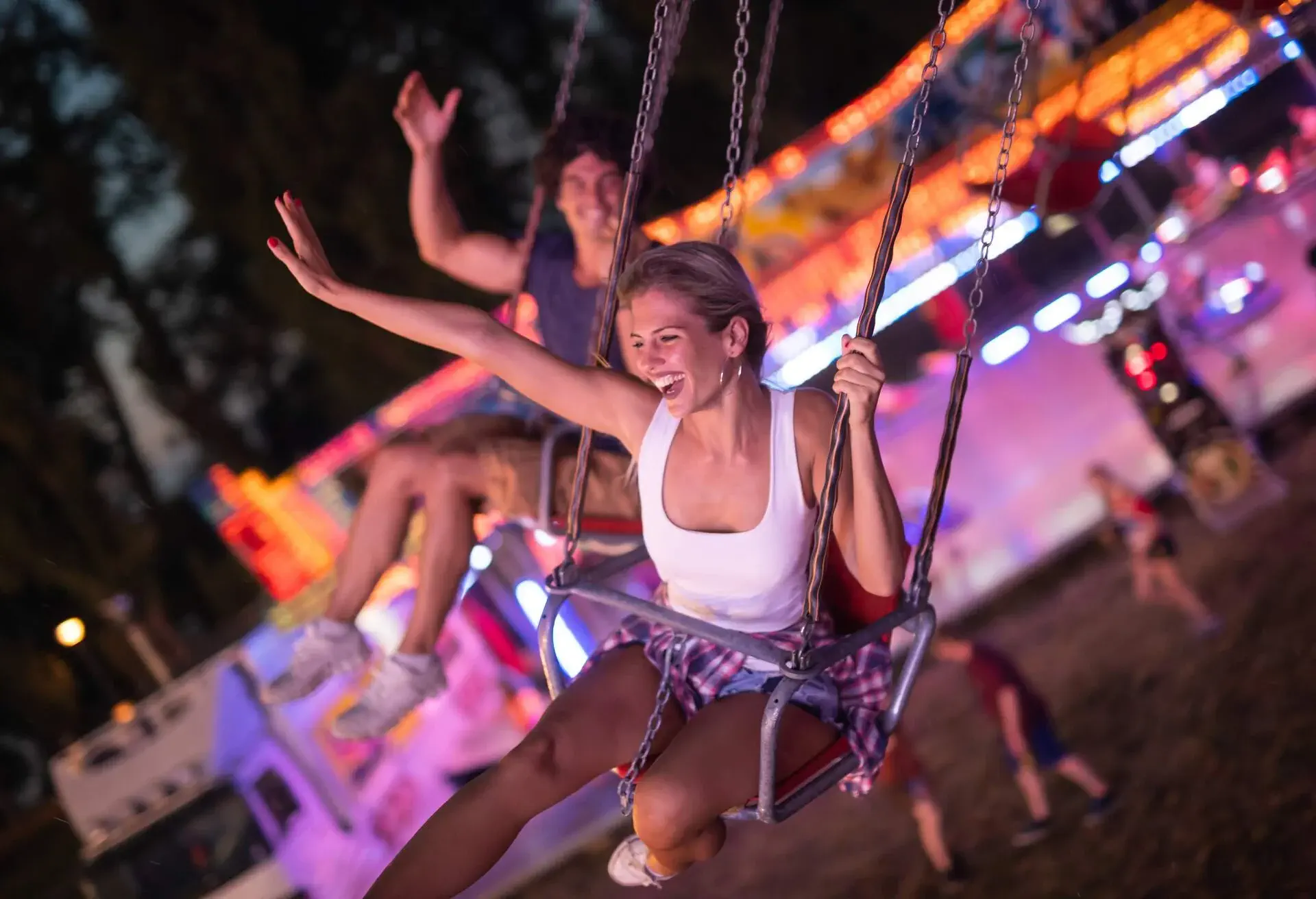 THEME_PEOPLE_FRIENDS_FUN_AMUSEMENT-PARK_SWINGS_RIDE_NIGHTTIME-GettyImages-1040359698