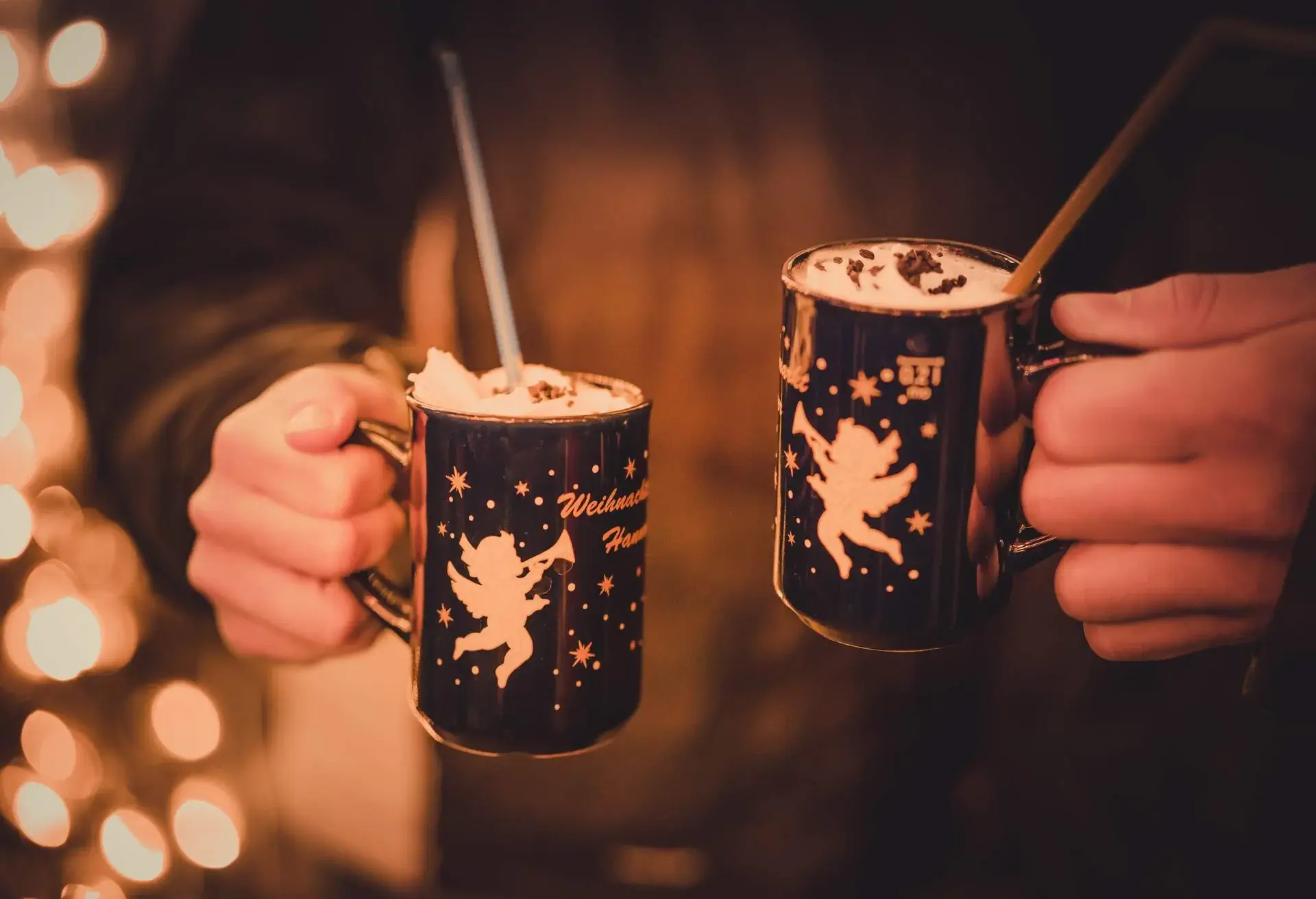 DEST_GERMANY_HANNOVER_THEME_WINTER_CHRISTMAS-MARKET_HOT-COCOA_DRINK_FOOD_PEOPLE-GettyImages-894760224