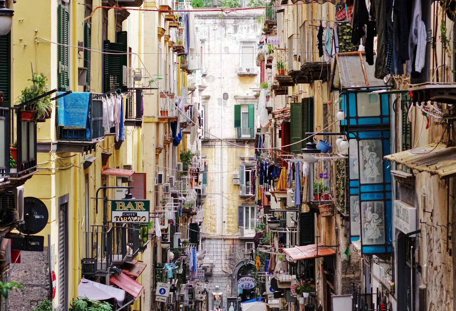 italy_naples_quartieri-spagnoli