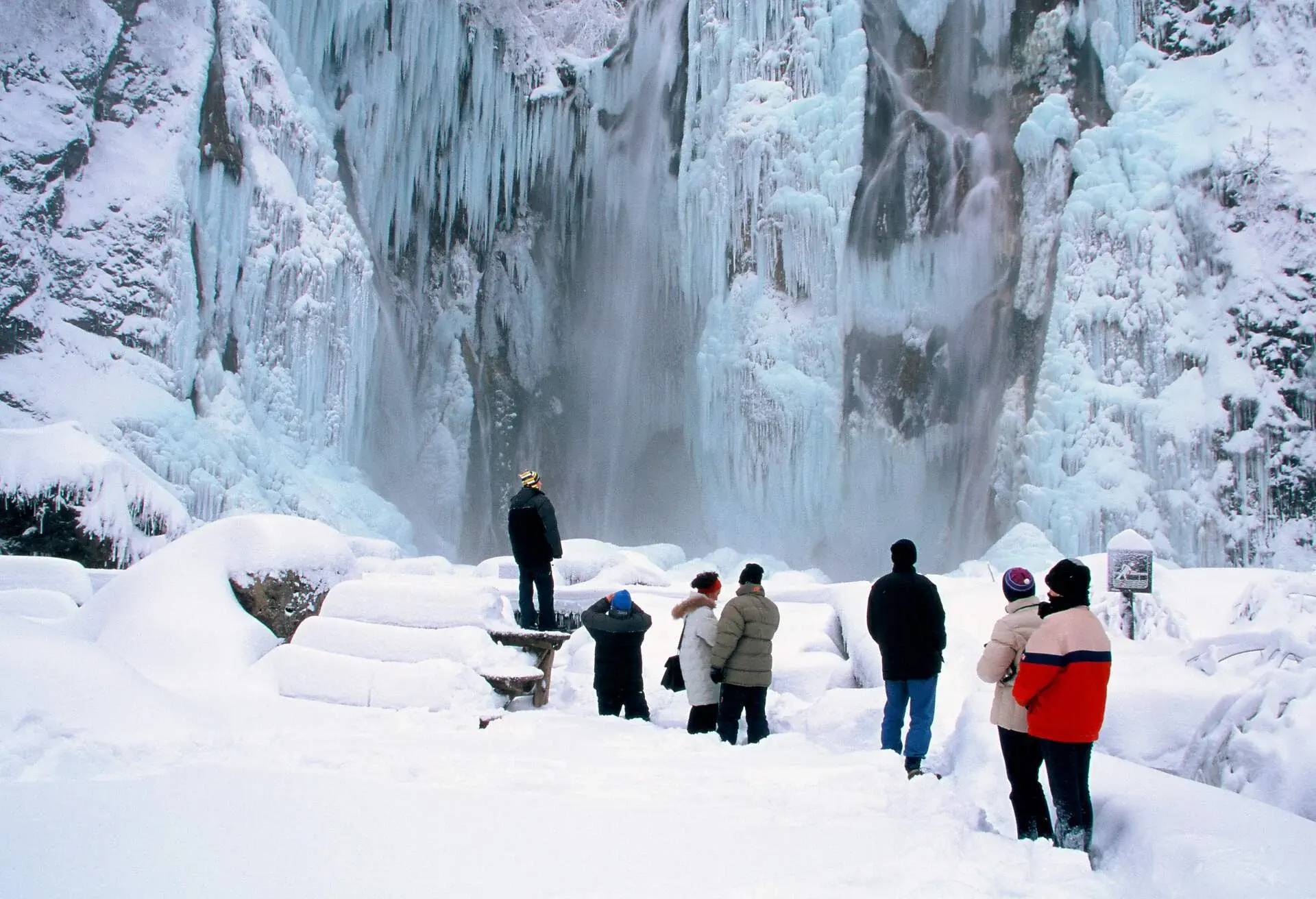DEST_CROATIA_PLITVICE-NATIONAL-PARK_THEME_WINTER_SNOW_GettyImages-1282432206