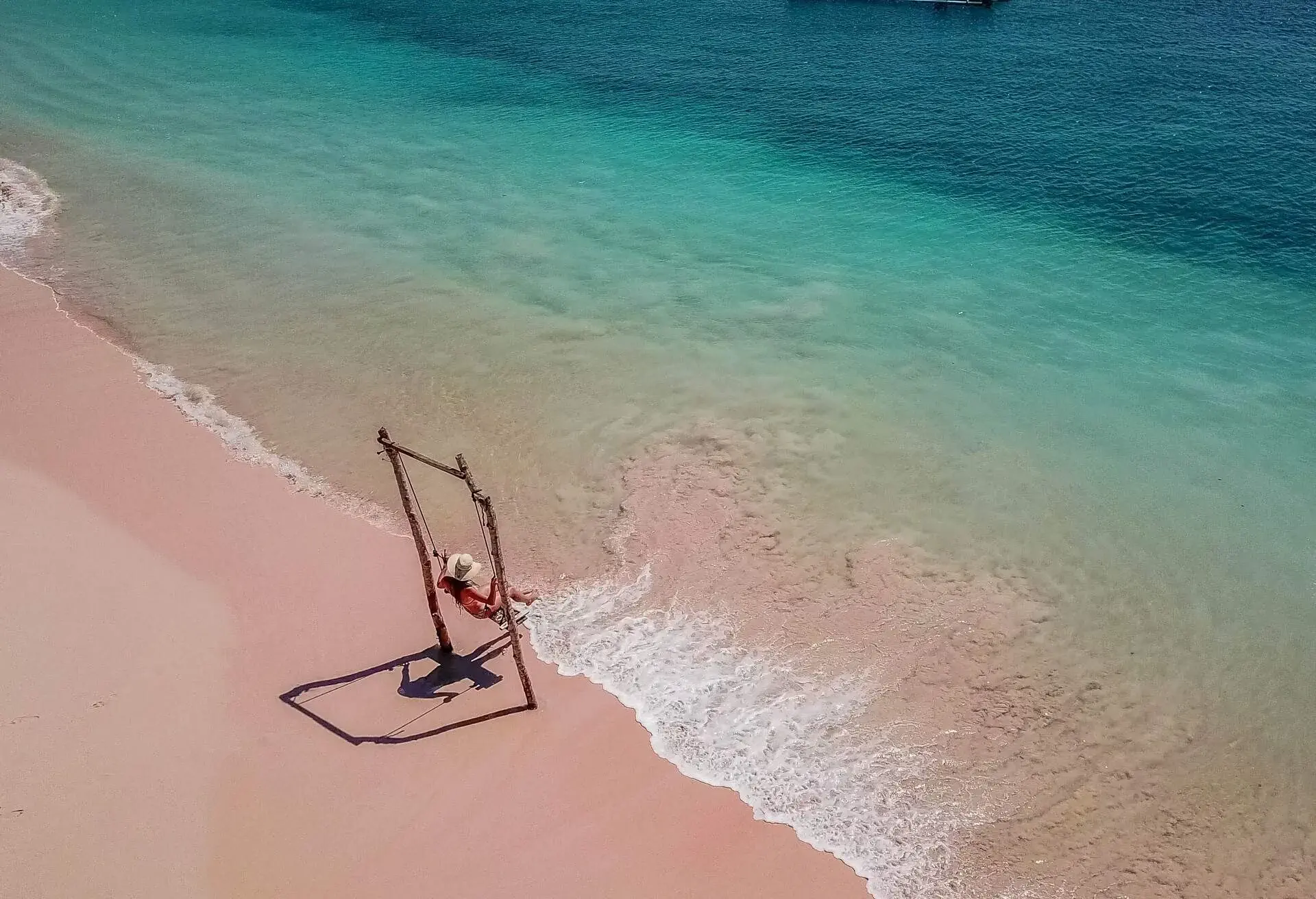 dest_indonesia_lombok_pink-beach_shutterstock_1289675908_universal_within-usage-period_80570.jpg