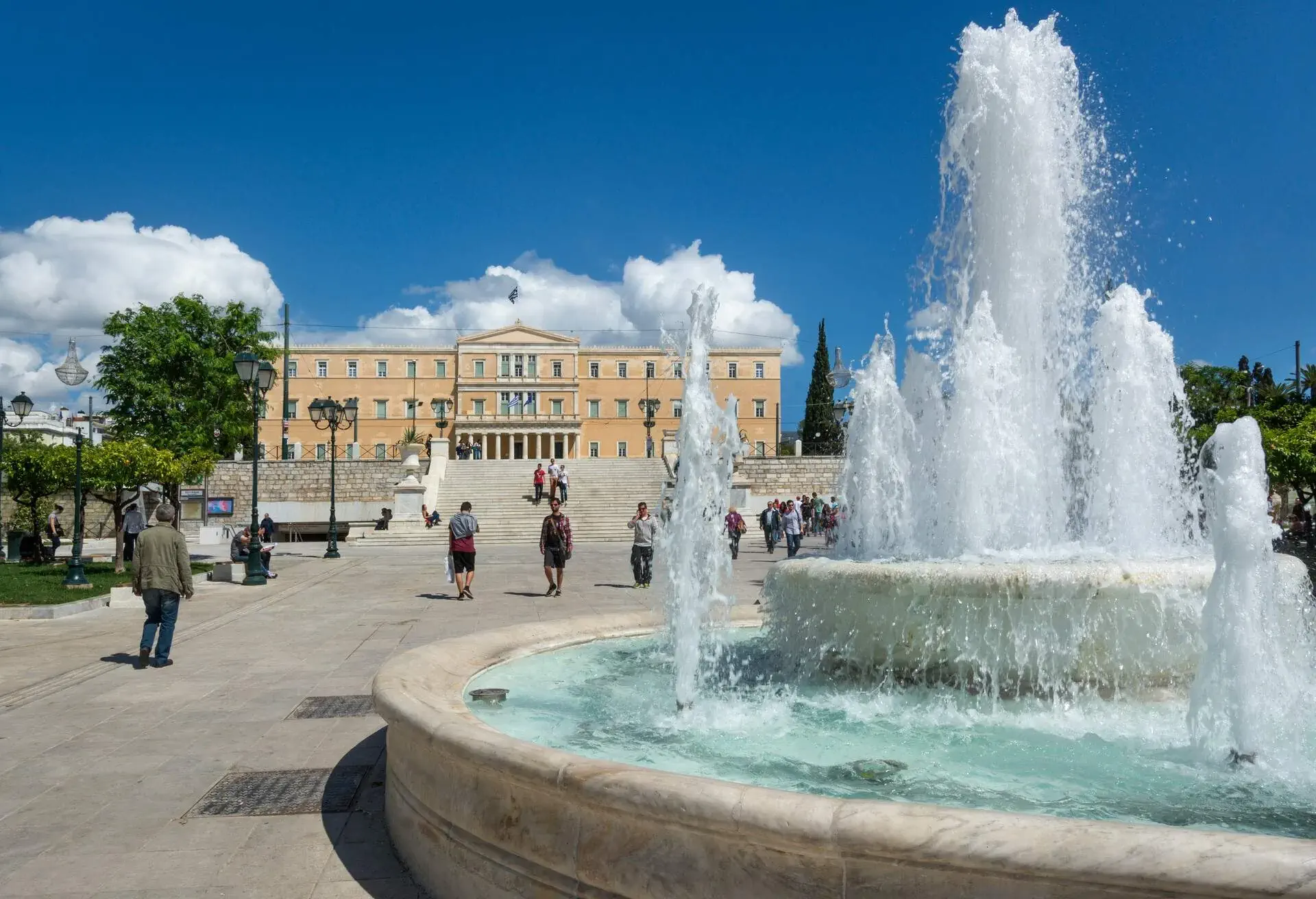 DEST_GREECE_ATHENS_SYNTAGMA-SQUARE_GettyImages-497418585