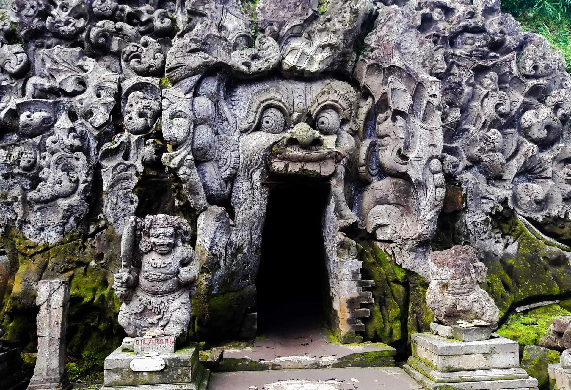 DEST_INDONESIA_UBUD_GOA_GAJAH_shutterstock-portfolio_1431308210.jpg