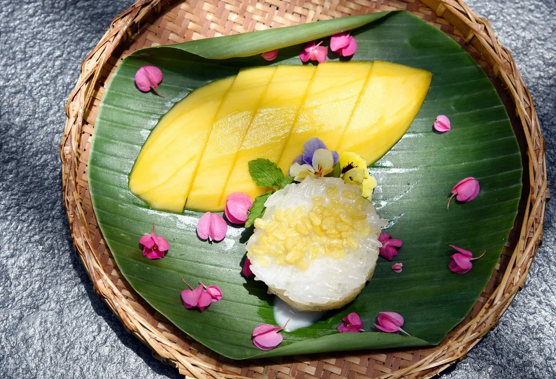 THEME_FOOD_THAI_MANGO-STICKY-RICE_GettyImages-690043230