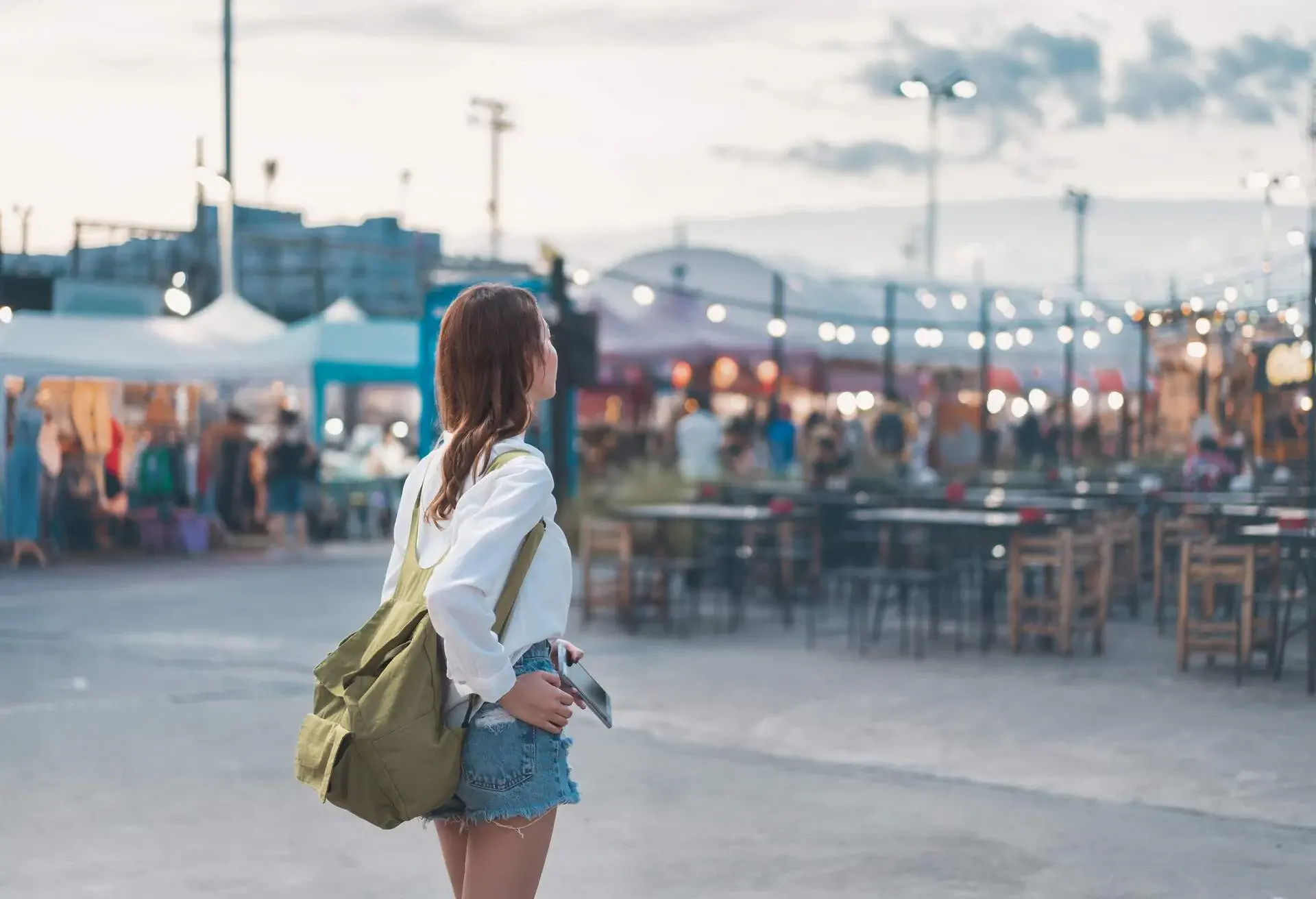 DEST_THAILAND_BANGKOK_THEME_PEOPLE_VINTAGE_MARKET_GettyImages-1314290268
