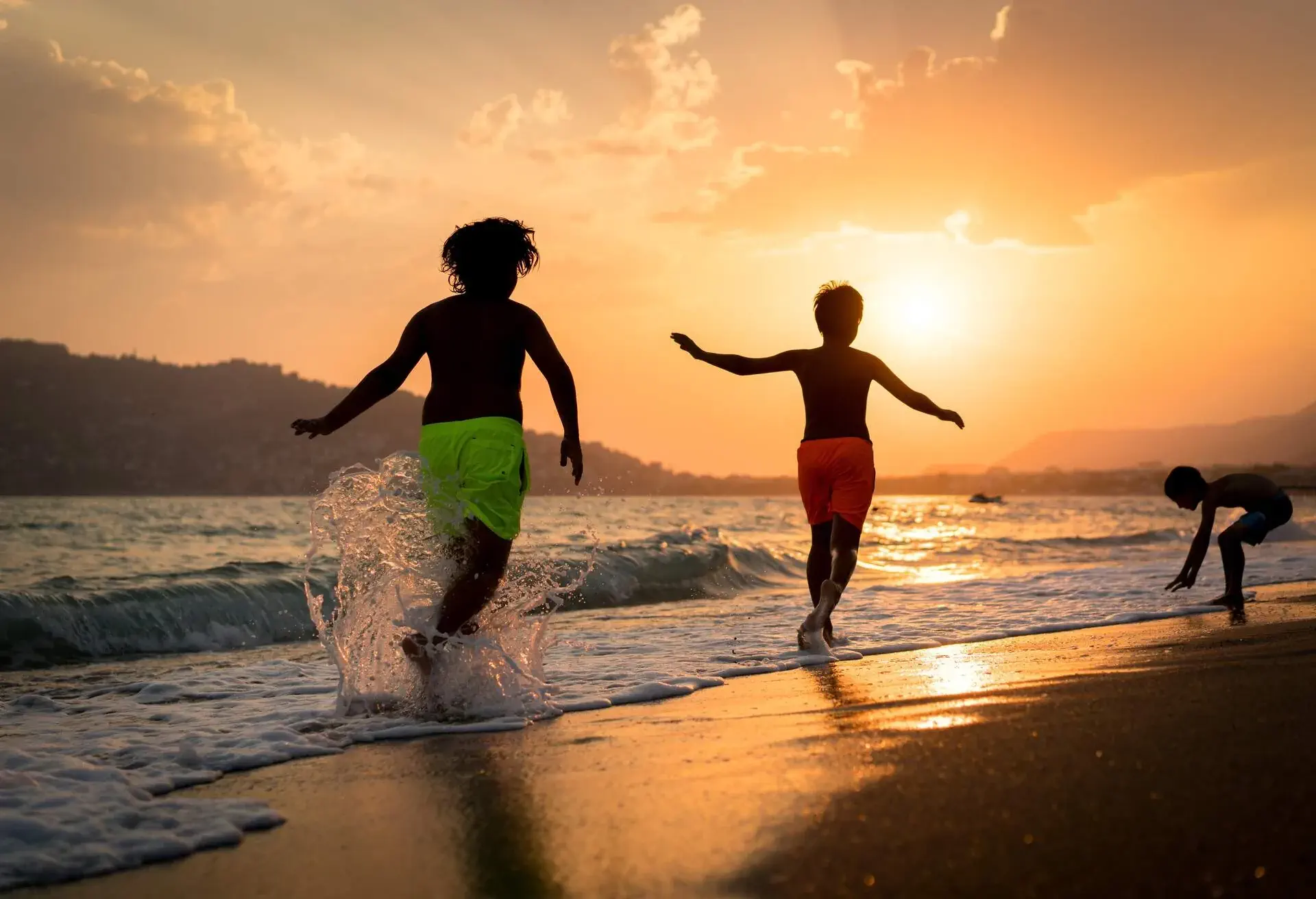 THEME_PEOPLE_KIDS_BEACH_RUNNING_SEA_SUNSET_GettyImages-936753476-1.jpg