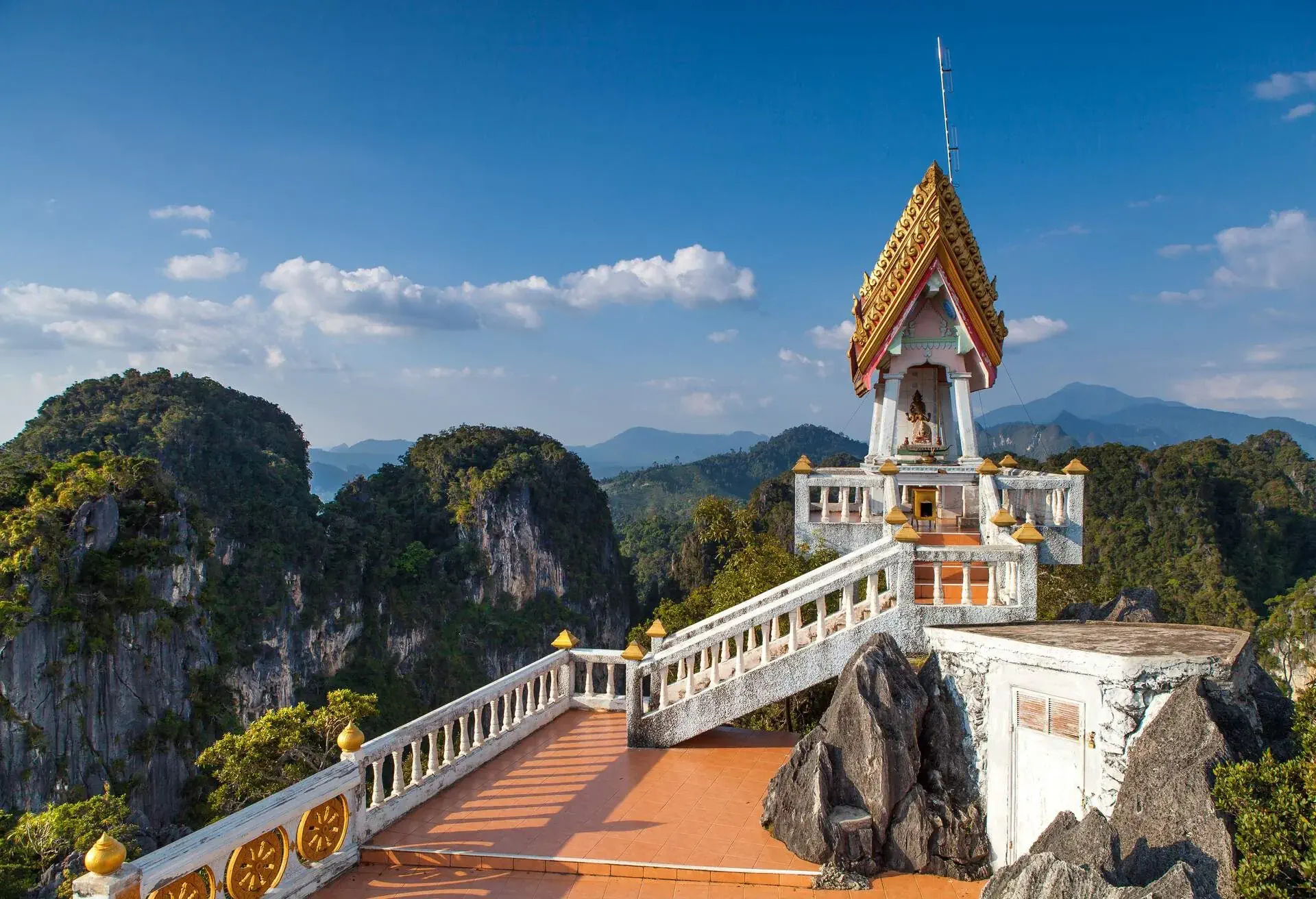 DEST_THAILAND_KRABI REGION_KRABI CITY_WAT THAM SUEA_TOP OF THE TIGER CAVE TEMPLE_shutterstock-portfolio_145384300