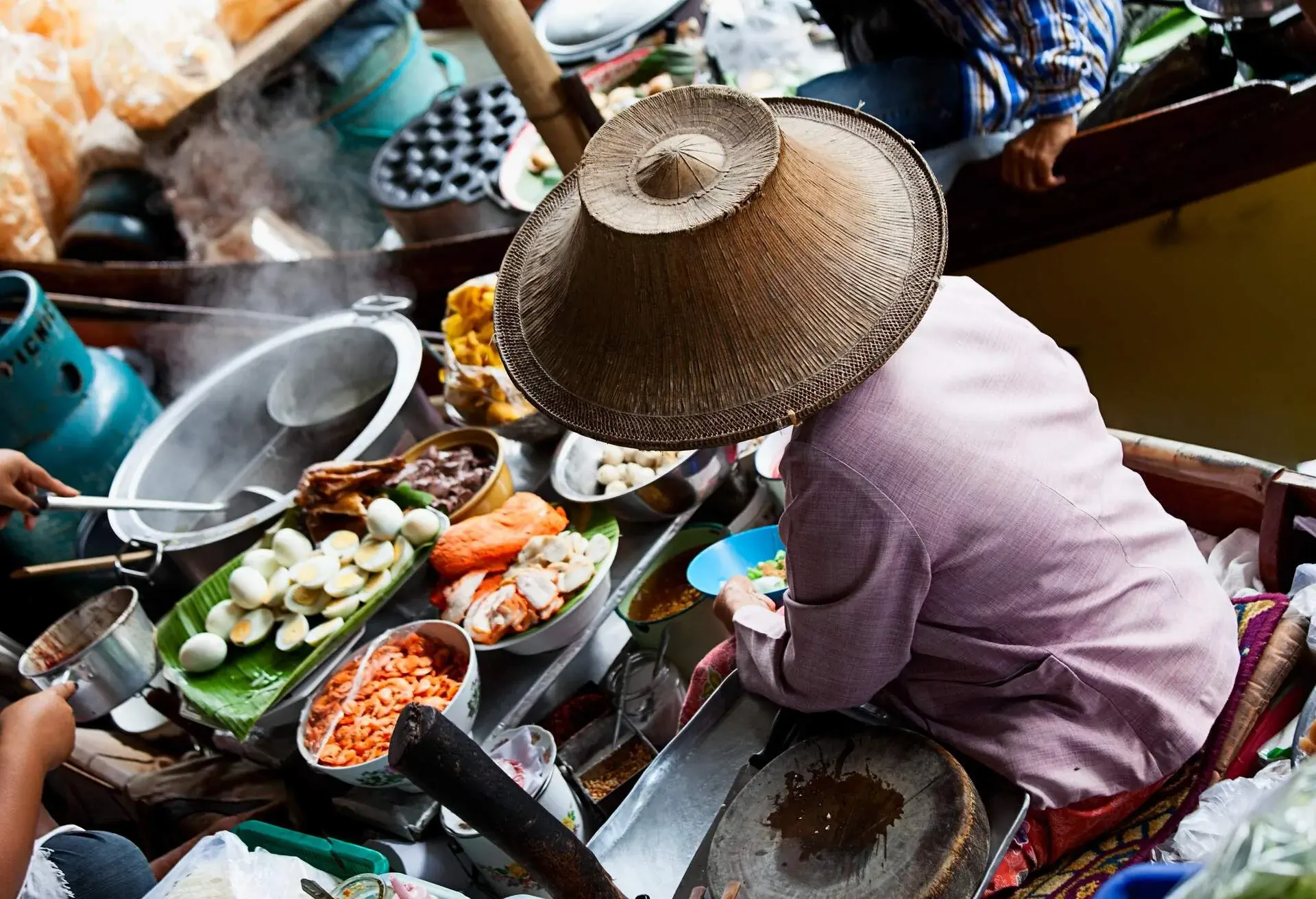 dest_thailand_bangkok_damnoen_seduk_floating_market_theme_people_food_vendor_gettyimages-154959807_universal_within-usage-period_63510