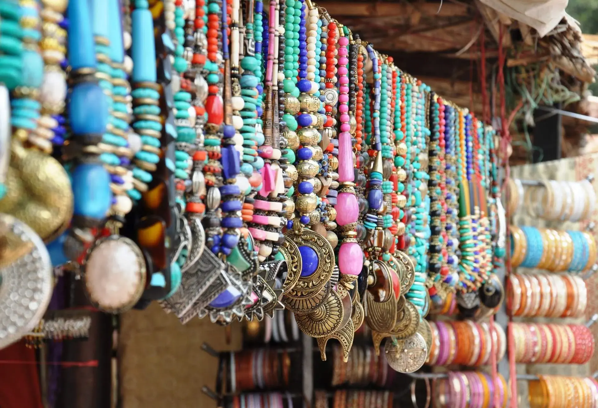 THEME_ORNAMENTS_INDIAN_JEWELRY_NECKLACE_shutterstock-portfolio_111059711