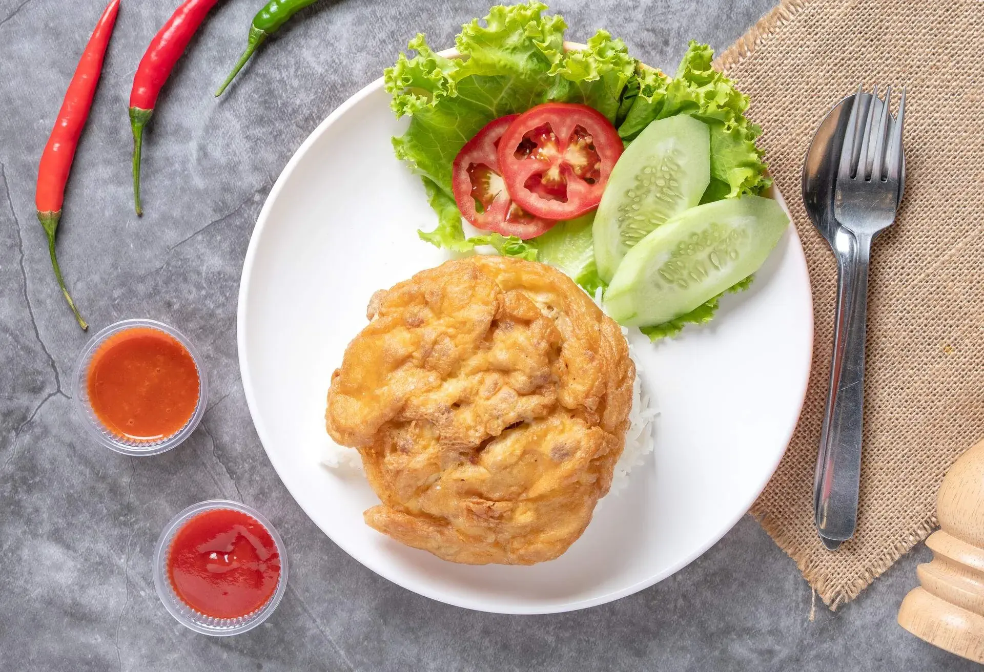 THEME_FOOD_THAI_KHAO_KHAI_RICE_OVER_OMELETTE_GettyImages-1414976911.jpg