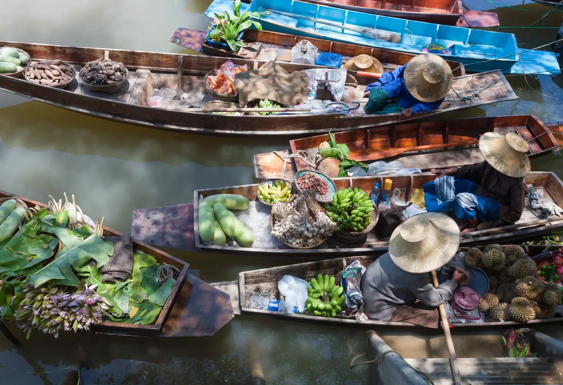 DEST_THAILAND_BANGKOK_FLOATING-MARKET_shutterstock-premier_296543453