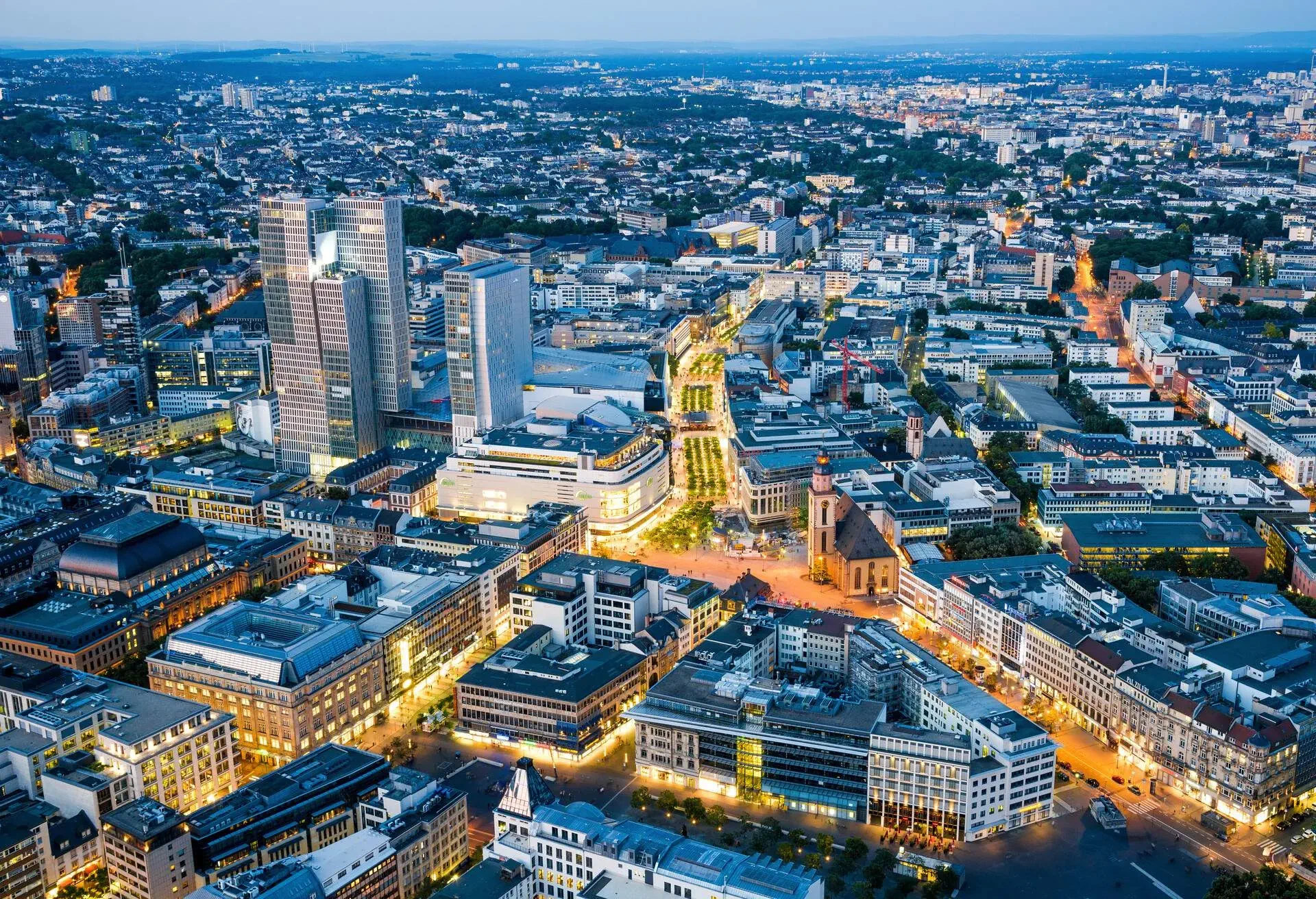 DEST_GERMANY_FRANKFURT_SHOPPING DISTRICT_AERIAL_GettyImages-495652855
