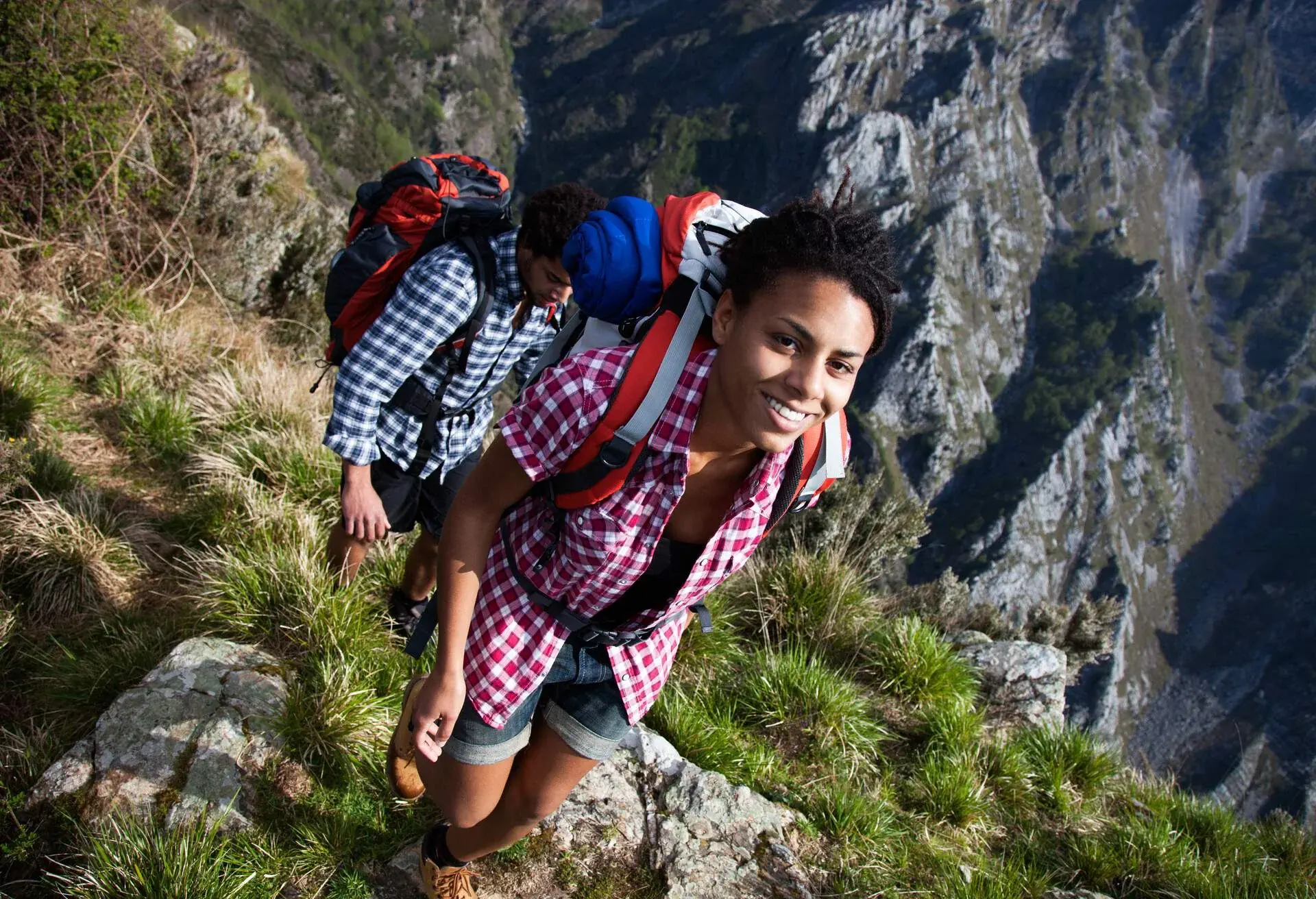 dest_alps_theme_hiking_people_friends_gettyimages-1160384800_universal_within-usage-period_85182