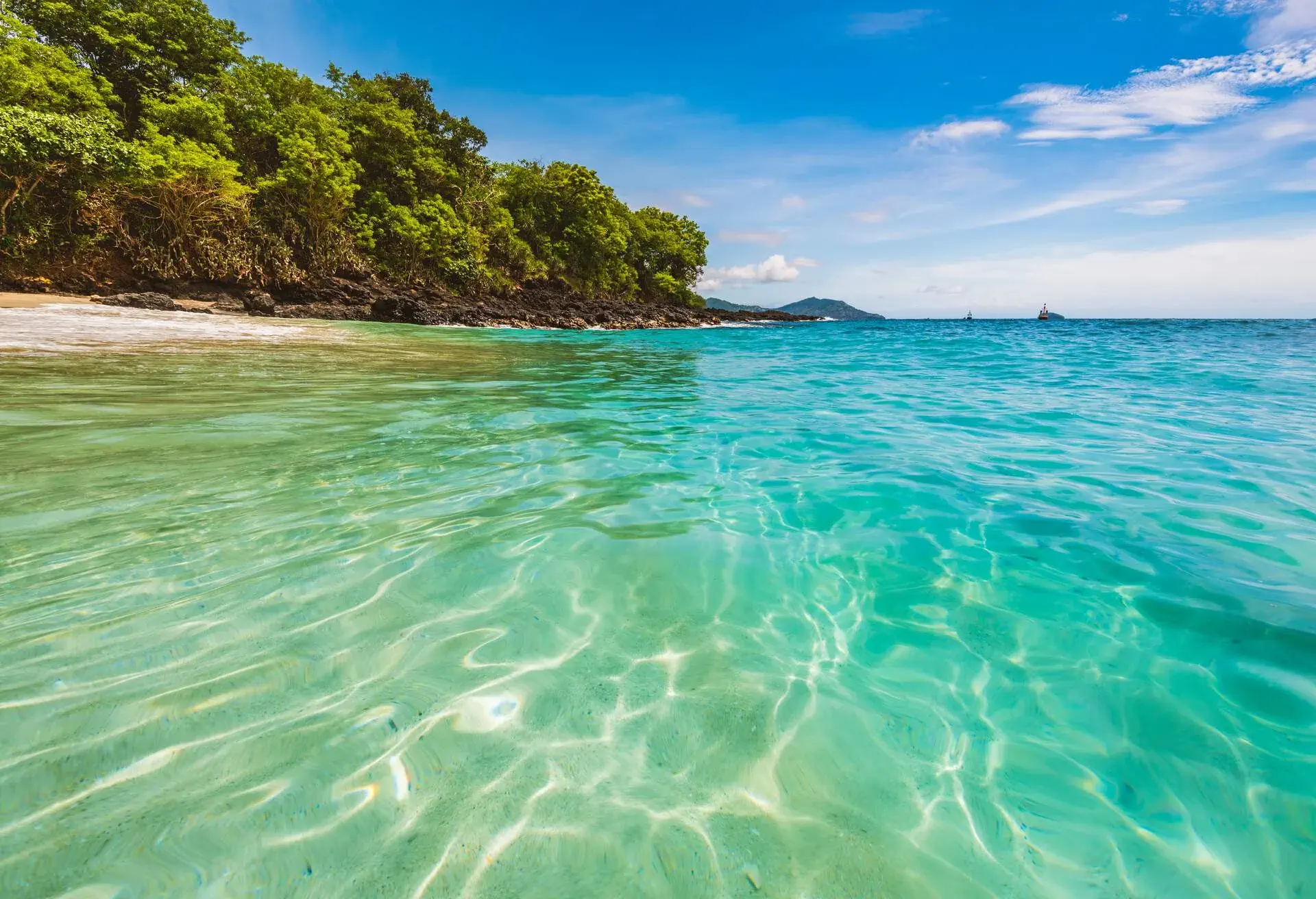 The tropical shore of the White Sand Beach (Bias Tugel).