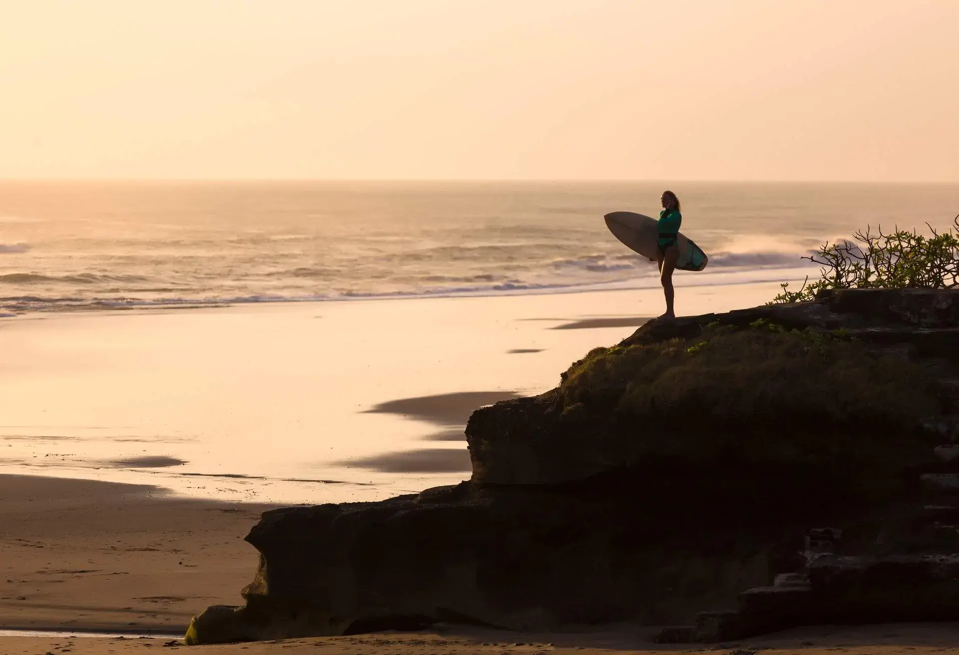 DEST_INDONESIA_BALI_THEME_PEOPLE_WOMAN_SURFBOARD_SURFER_GettyImages