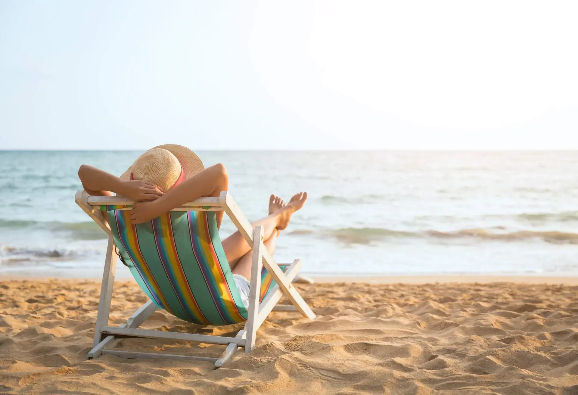 THEME_PEOPLE_TOURIST_ON_A_BEACH_LOUNGER_shutterstock-portfolio_1061985551