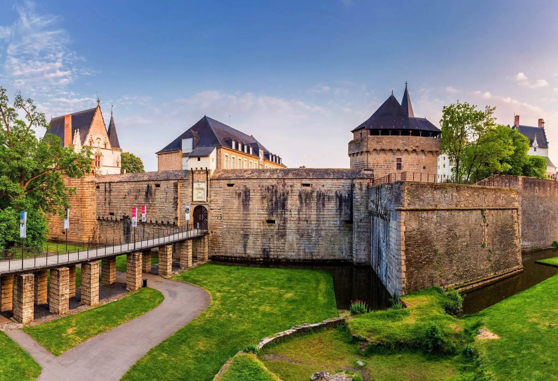 DEST_FRANCE_PAYS-DE-LA-LOIRE_CHATEAU-DES-DUCS-DE-BRETAGNE_shutterstock-portfolio