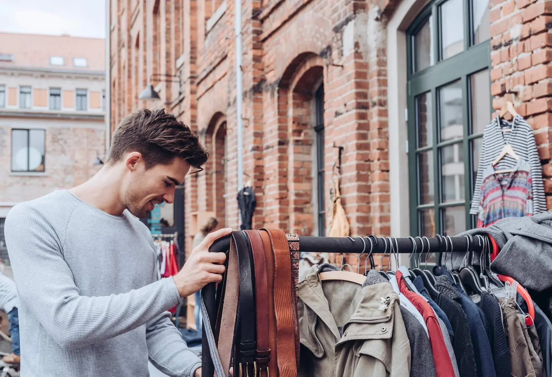 GERMANY_VINTAGE_SHOPPING_FLEA-MARKET_GettyImages-1222614302