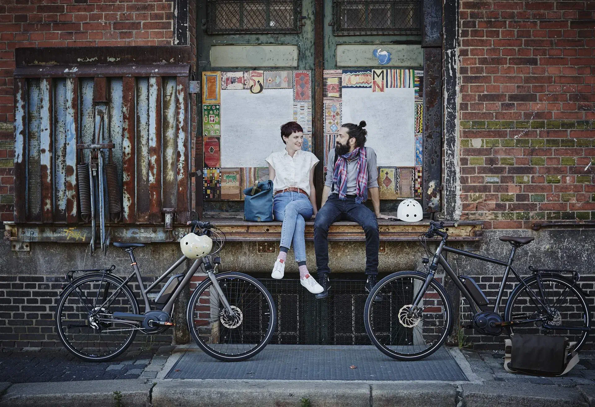 dest_germany_hamburg_couple_bikes_gettyimages