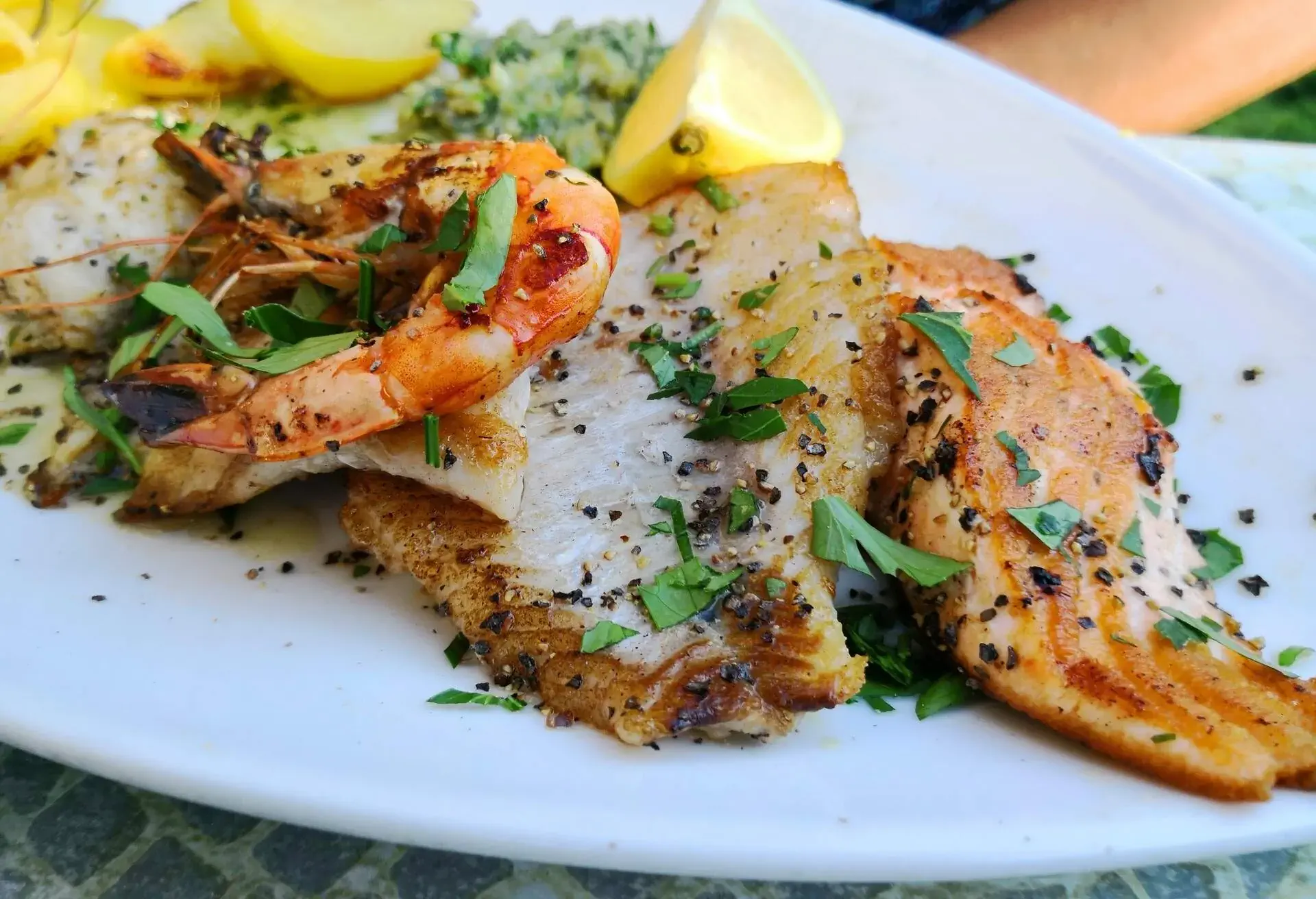 DEST_GERMANY_HAMBURG_THEME_FOOD_FISH_SEAFOOD-PLATTER_GettyImages-1213482471