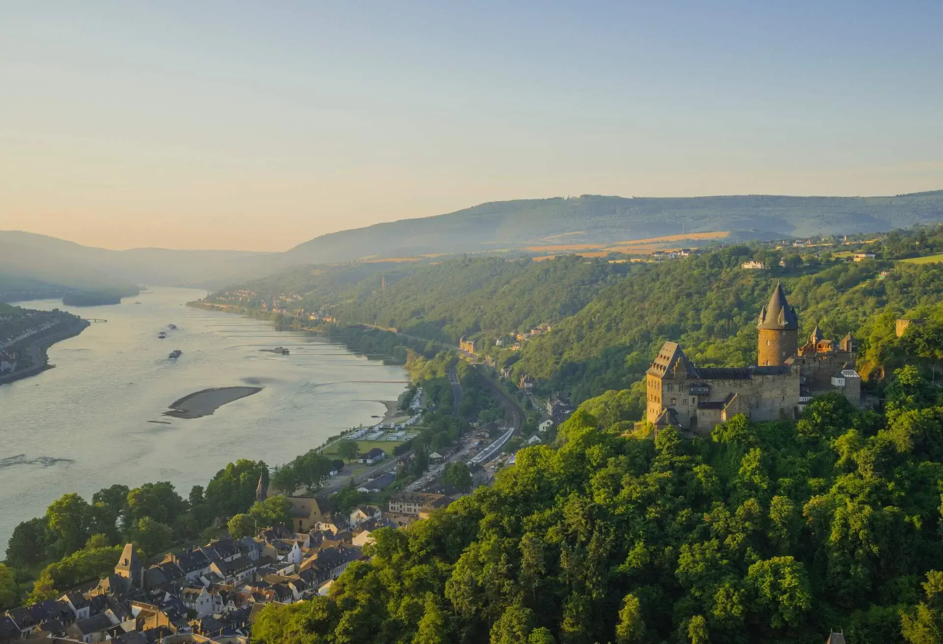 DEST_GERMANY_BACHARACH_STAHLECK_CASTLE_RHINE_VALLEY_GettyImages-525466963