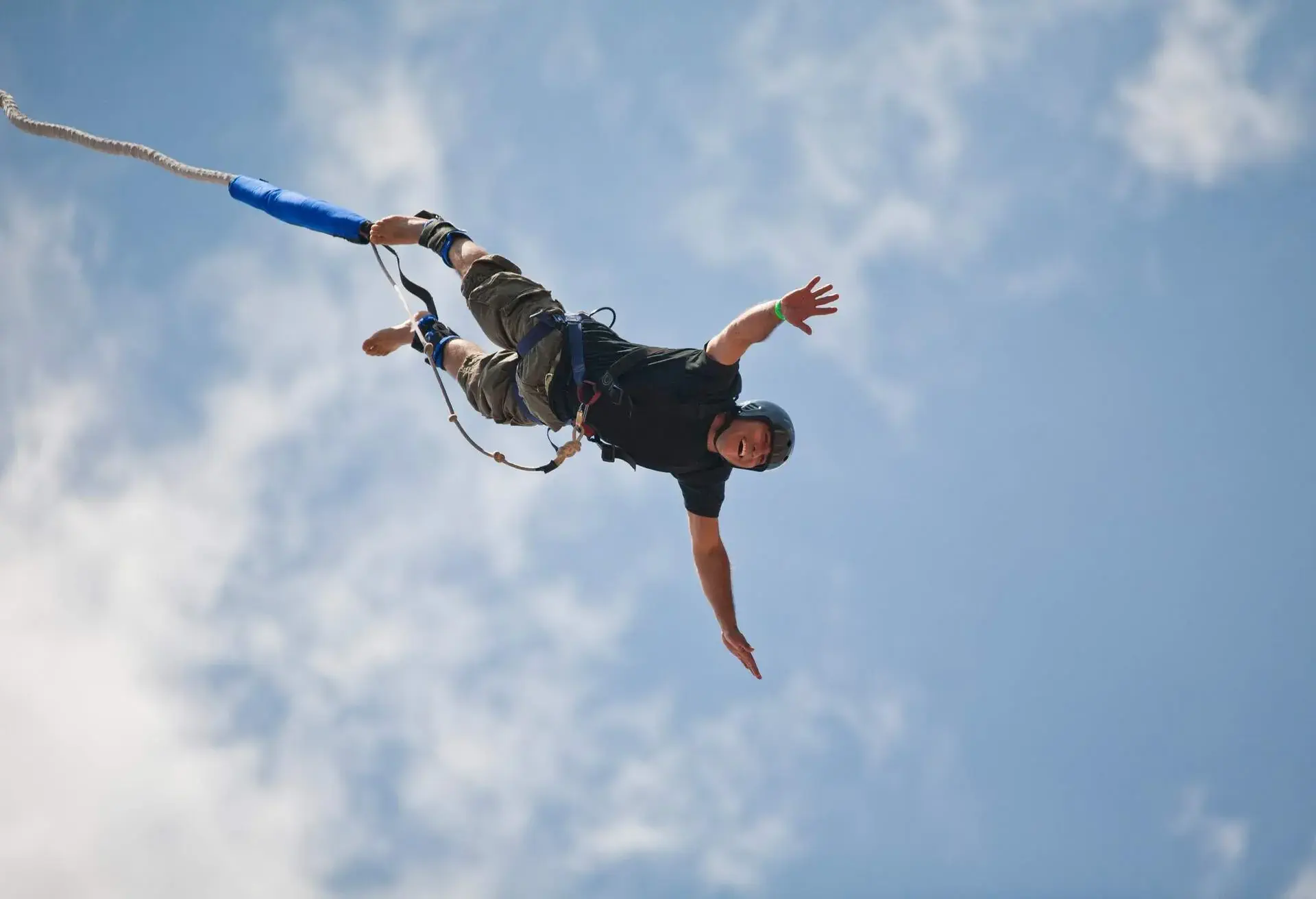 THEME_BUNGEE-JUMPING_GettyImages-121607008