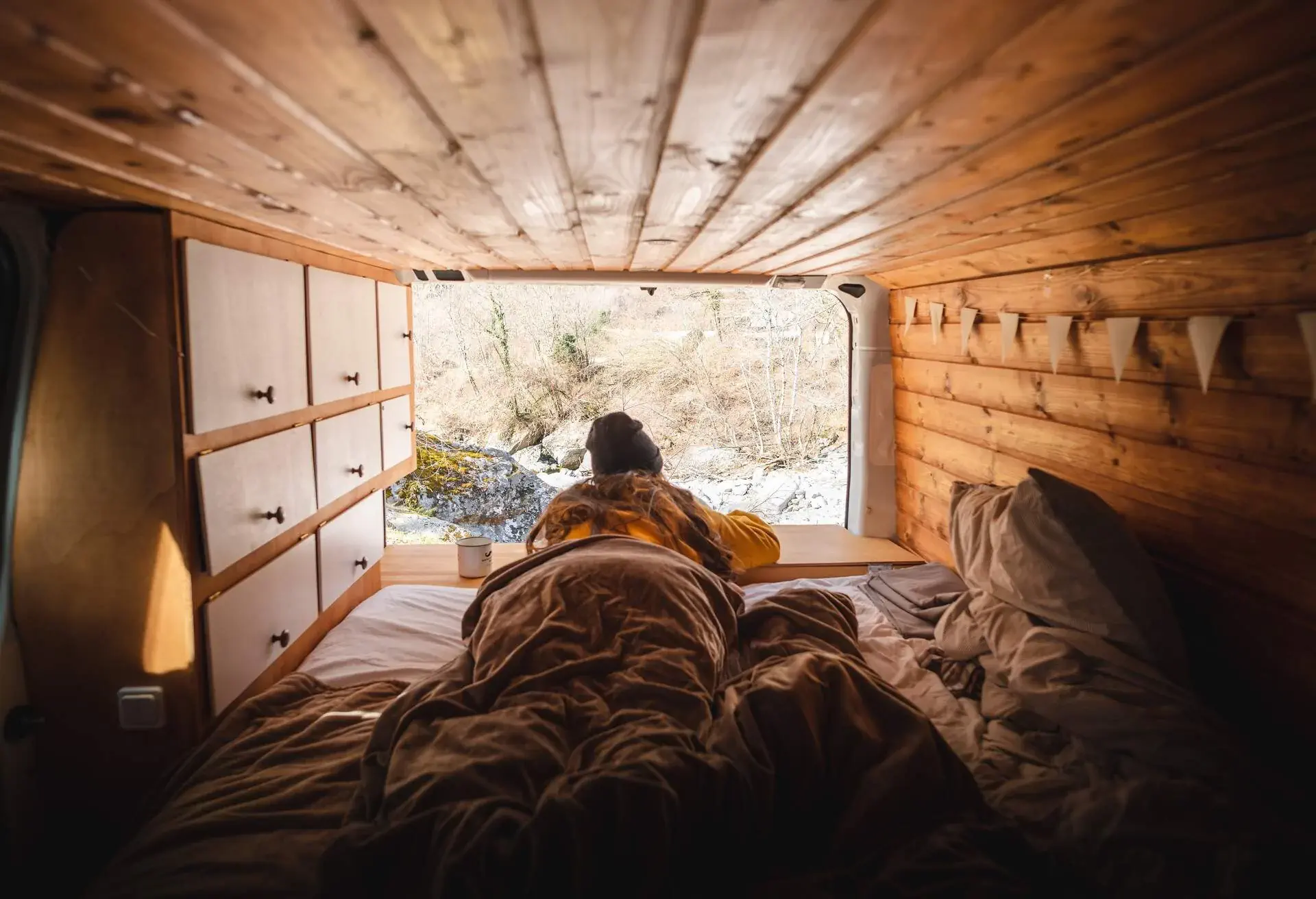 theme_camper_van_rv_people_vacation_travel
